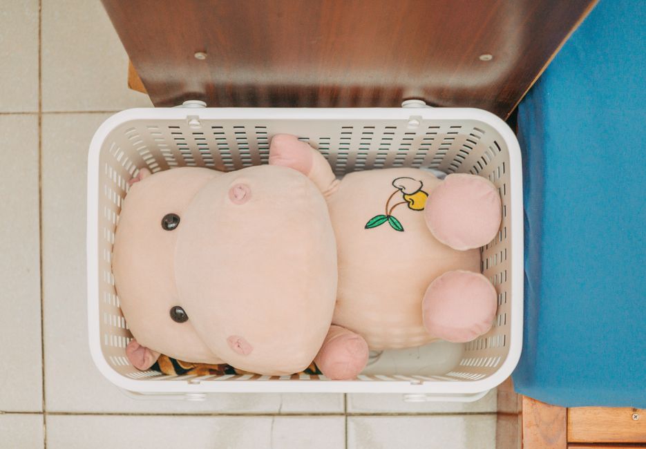 Brinquedo de pelúcia guardado dentro de cesto organizador