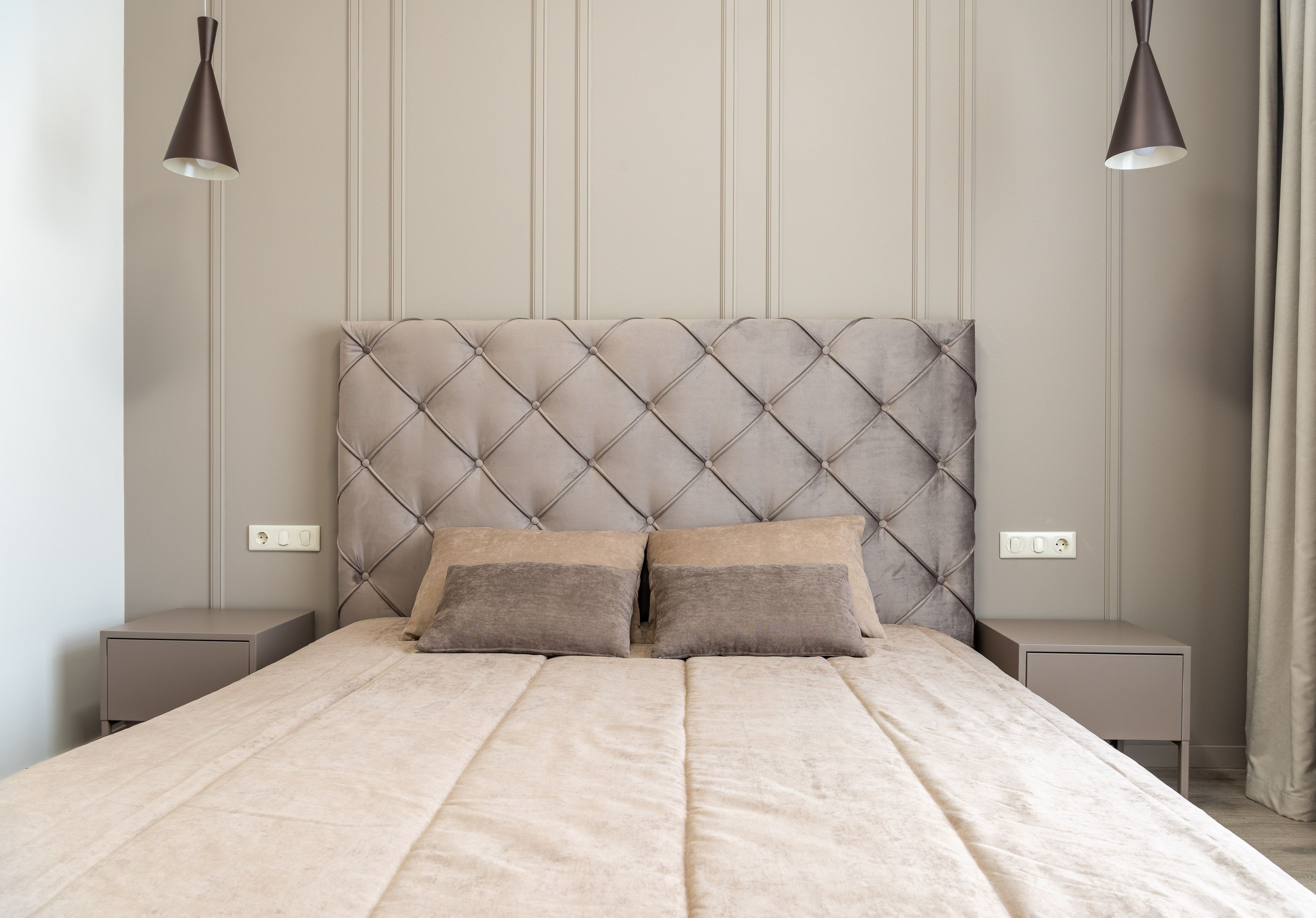 Quarto moderno e iluminado com cama sem cabeceira pronta