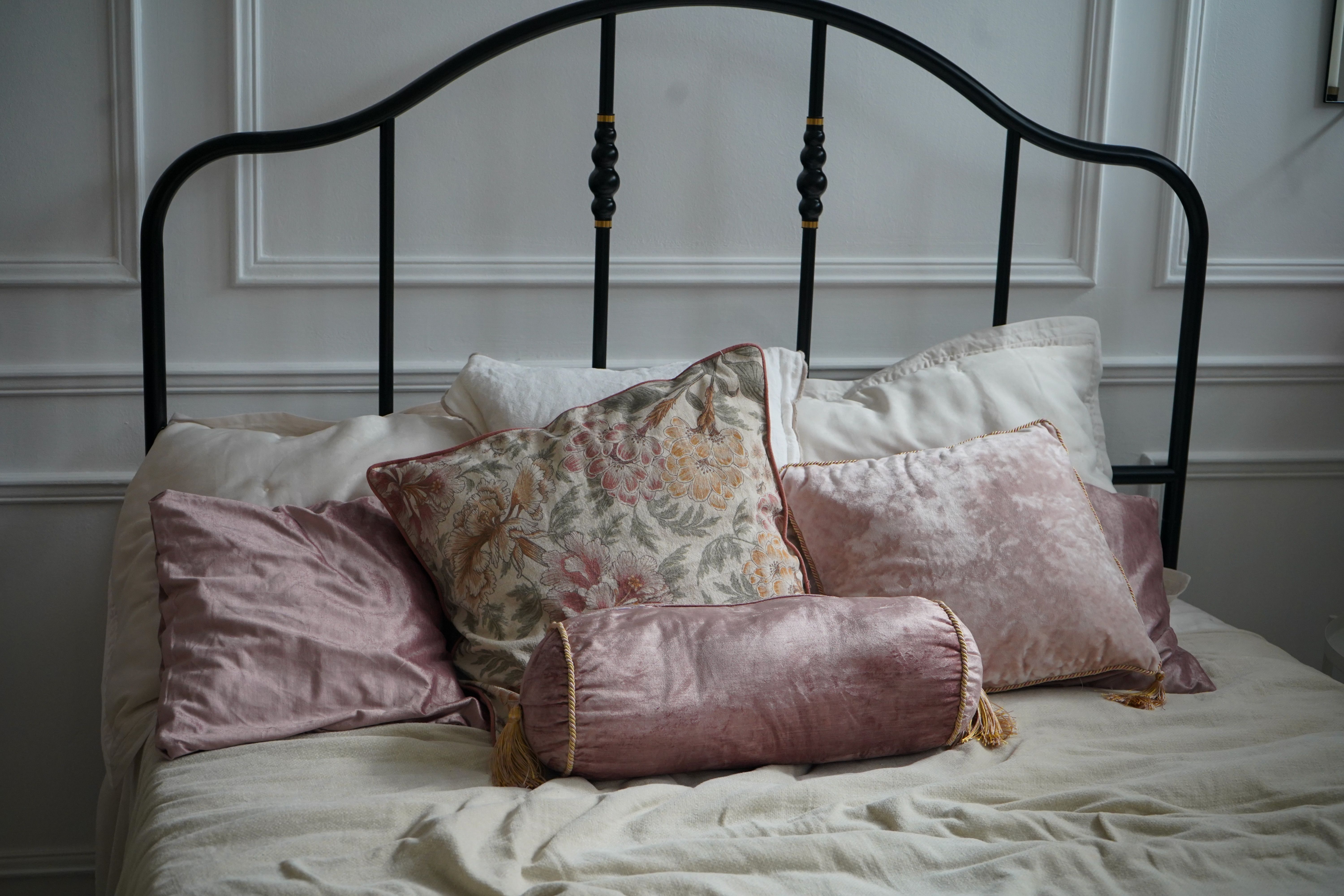 Cama decorada com almofadas e cabeceira aconchegante