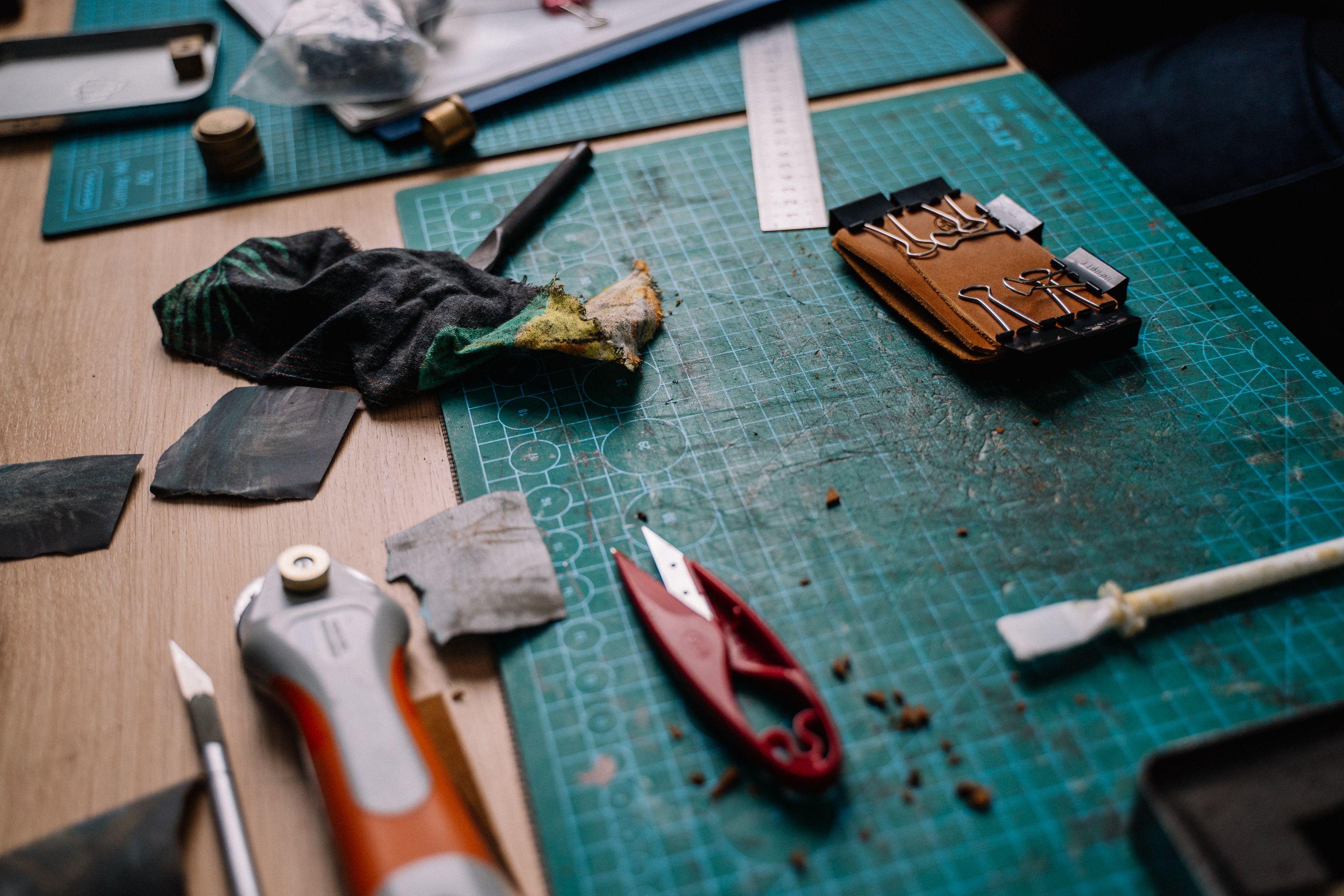 Ferramentas organizadas sobre mesa de trabalho para projeto DIY de marcenaria