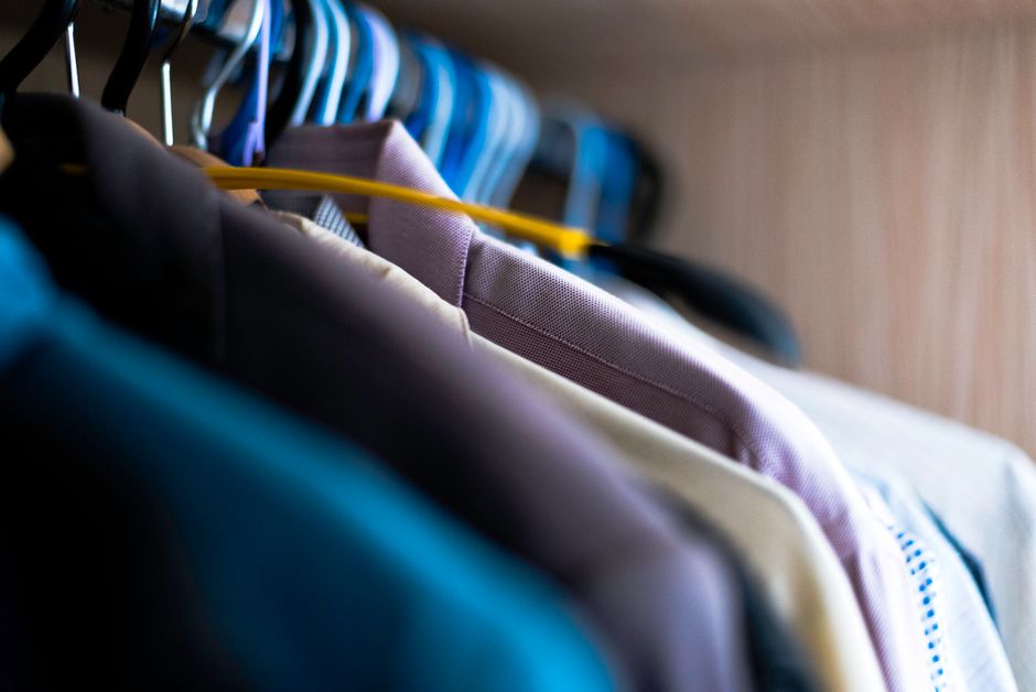 Closet organizado com roupas dobradas e categorizadas