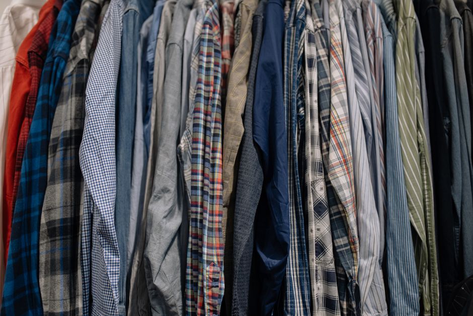 Roupas penduradas em cabides organizados no closet