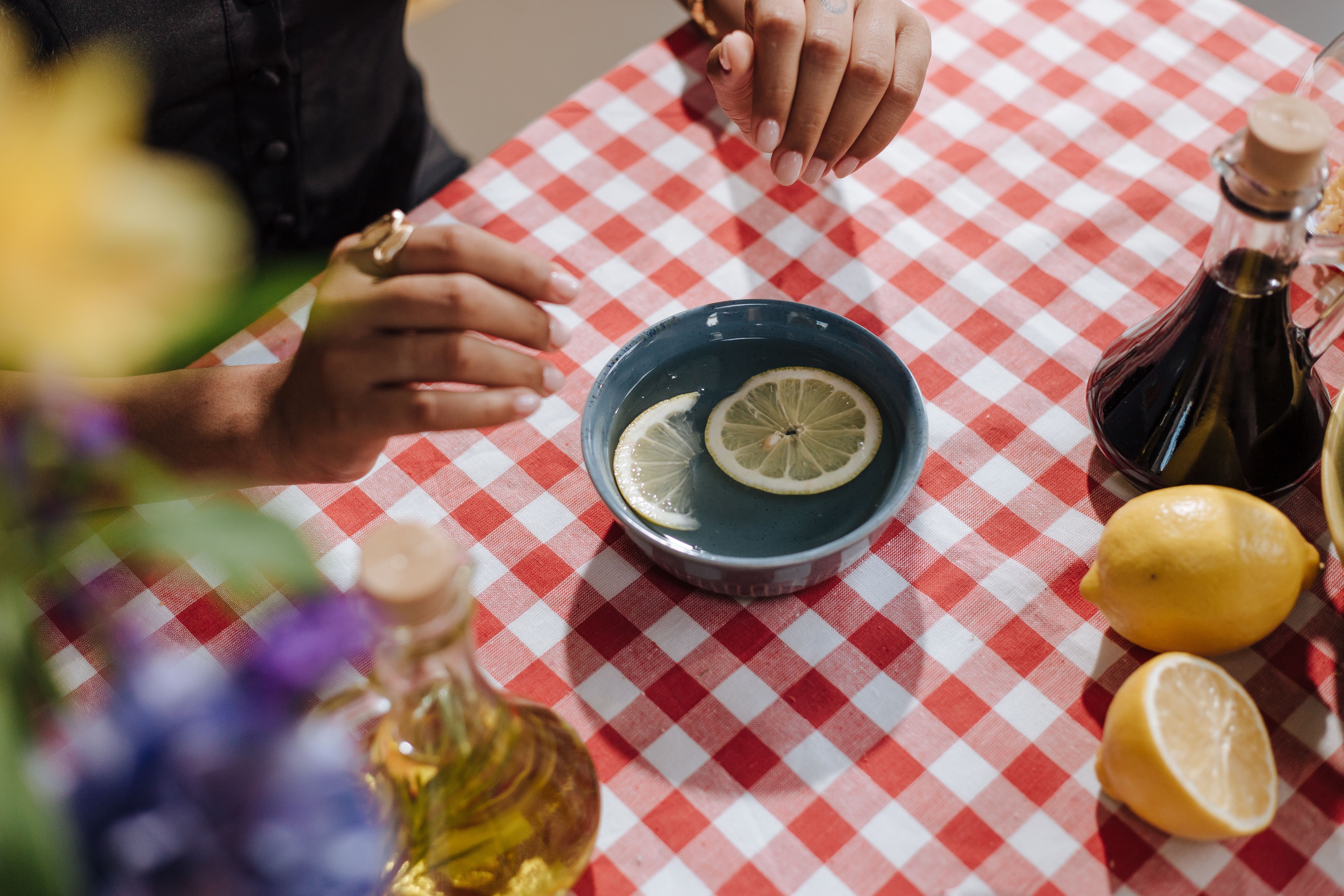 Fatias de limão sobre tigela para produtos de limpeza natural