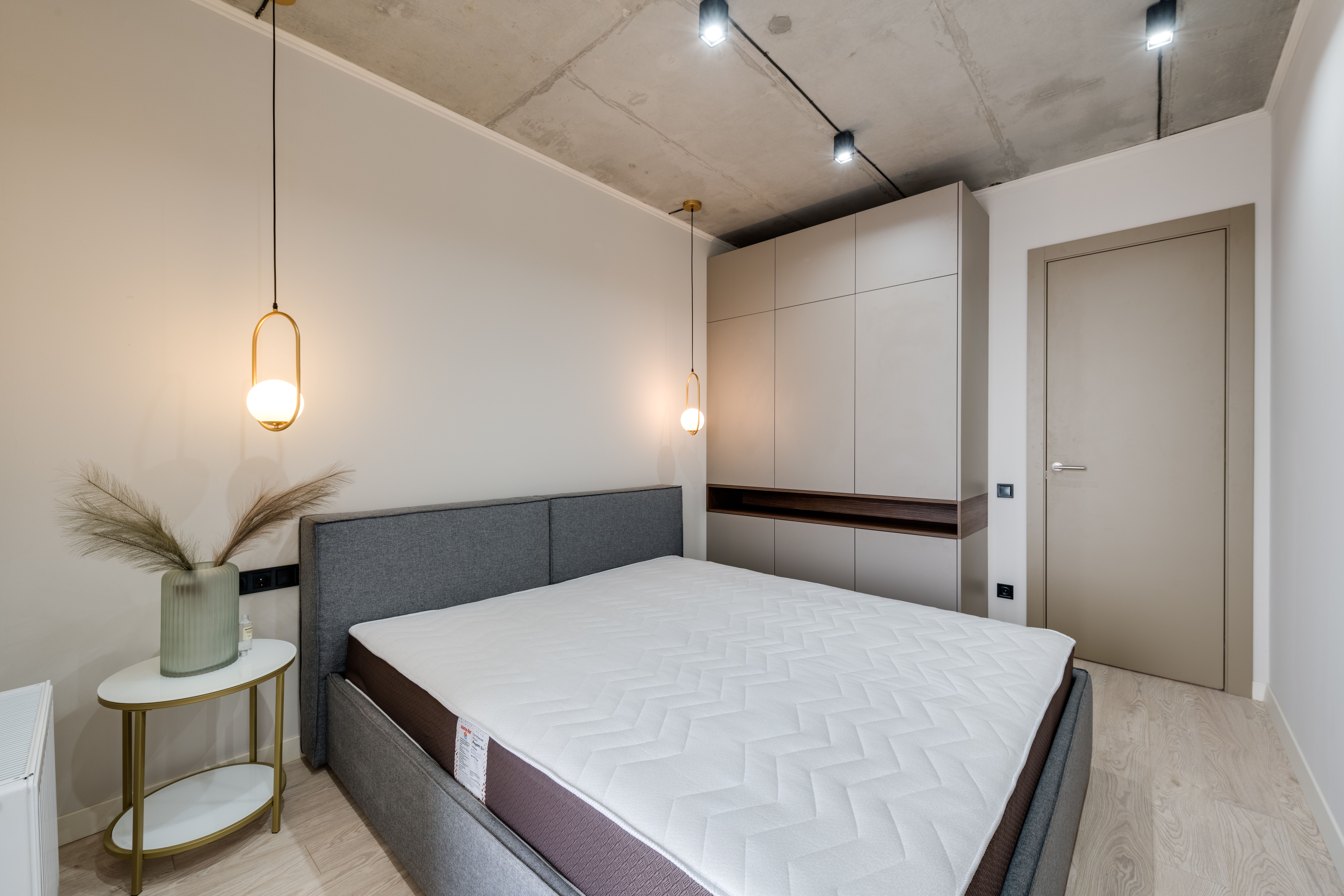Quarto pequeno armazenamento vertical prateleiras