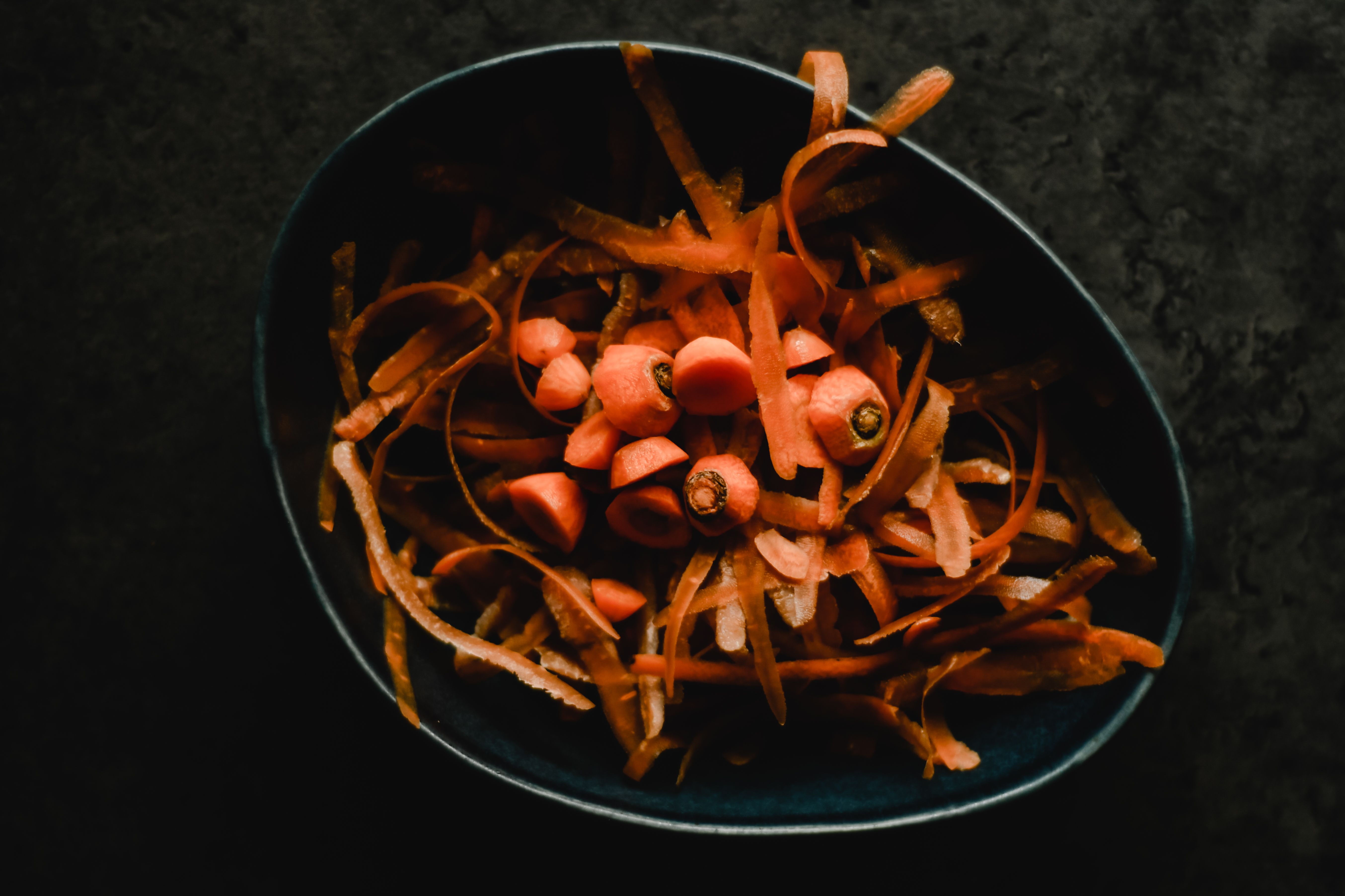 Cascas de vegetais sendo separadas para compostagem doméstica