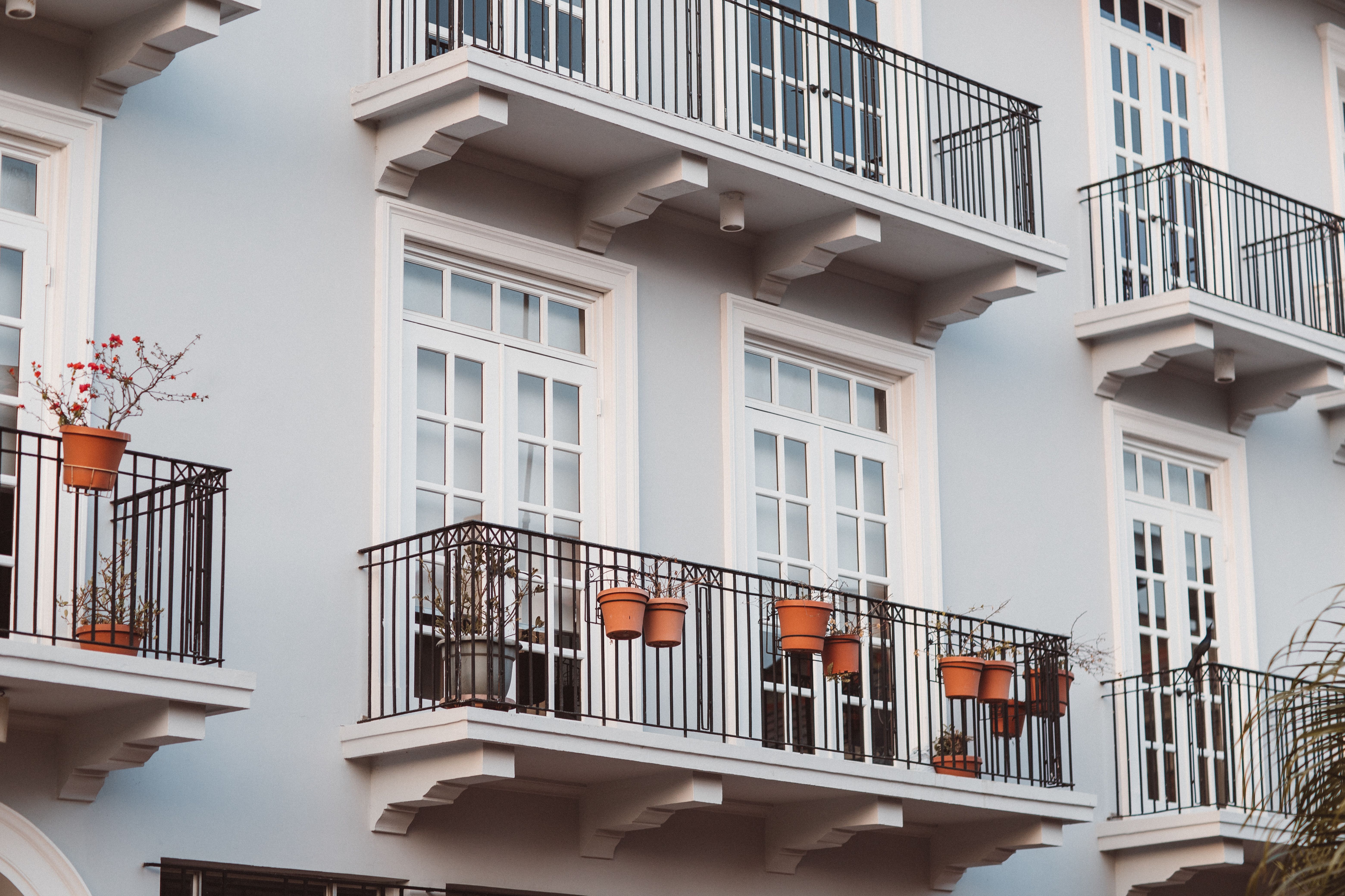 Fachada de prédio residencial com varandas para composteira em apartamento