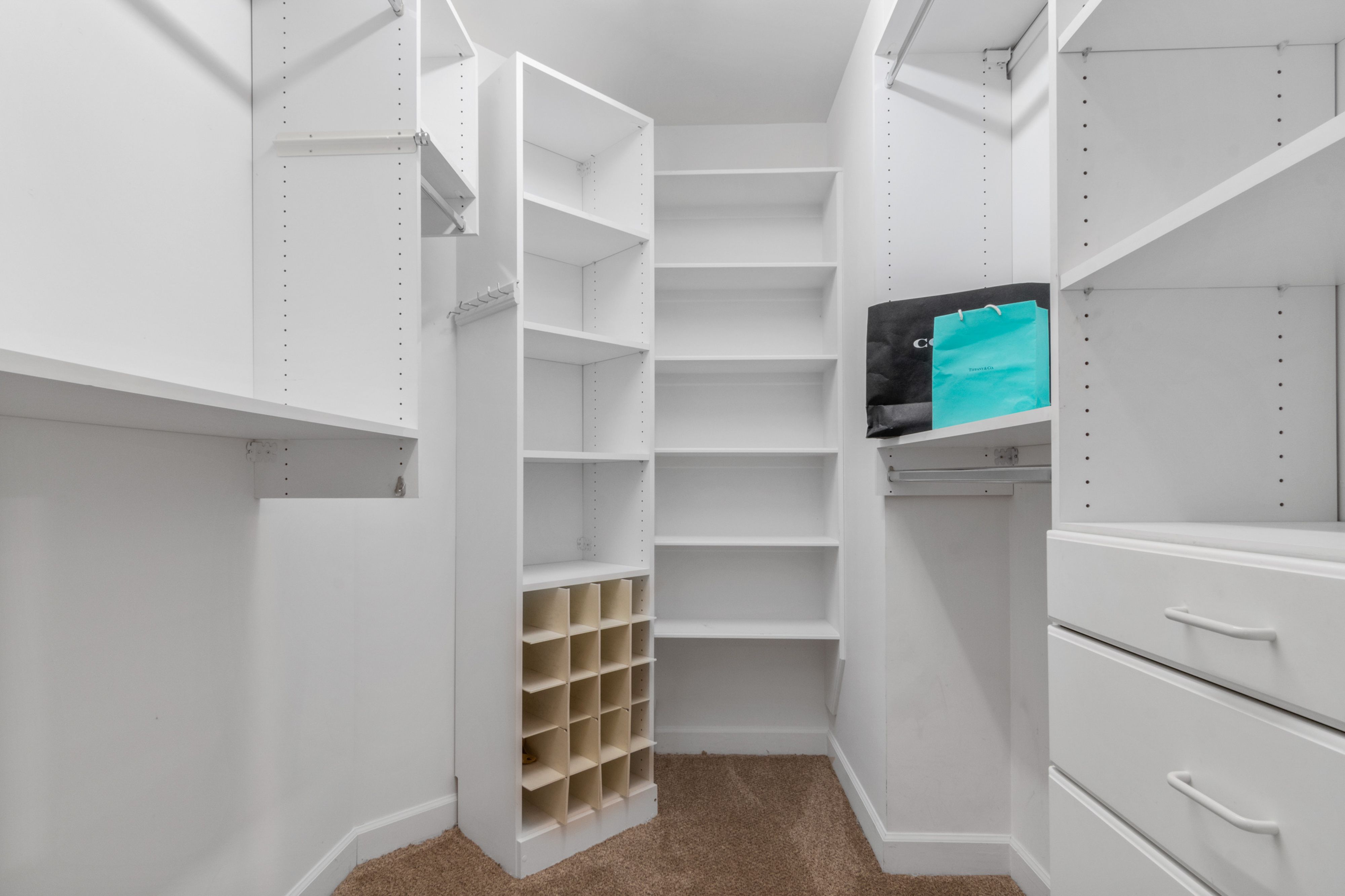 Closet organizado com roupas dobradas e separadas por categoria