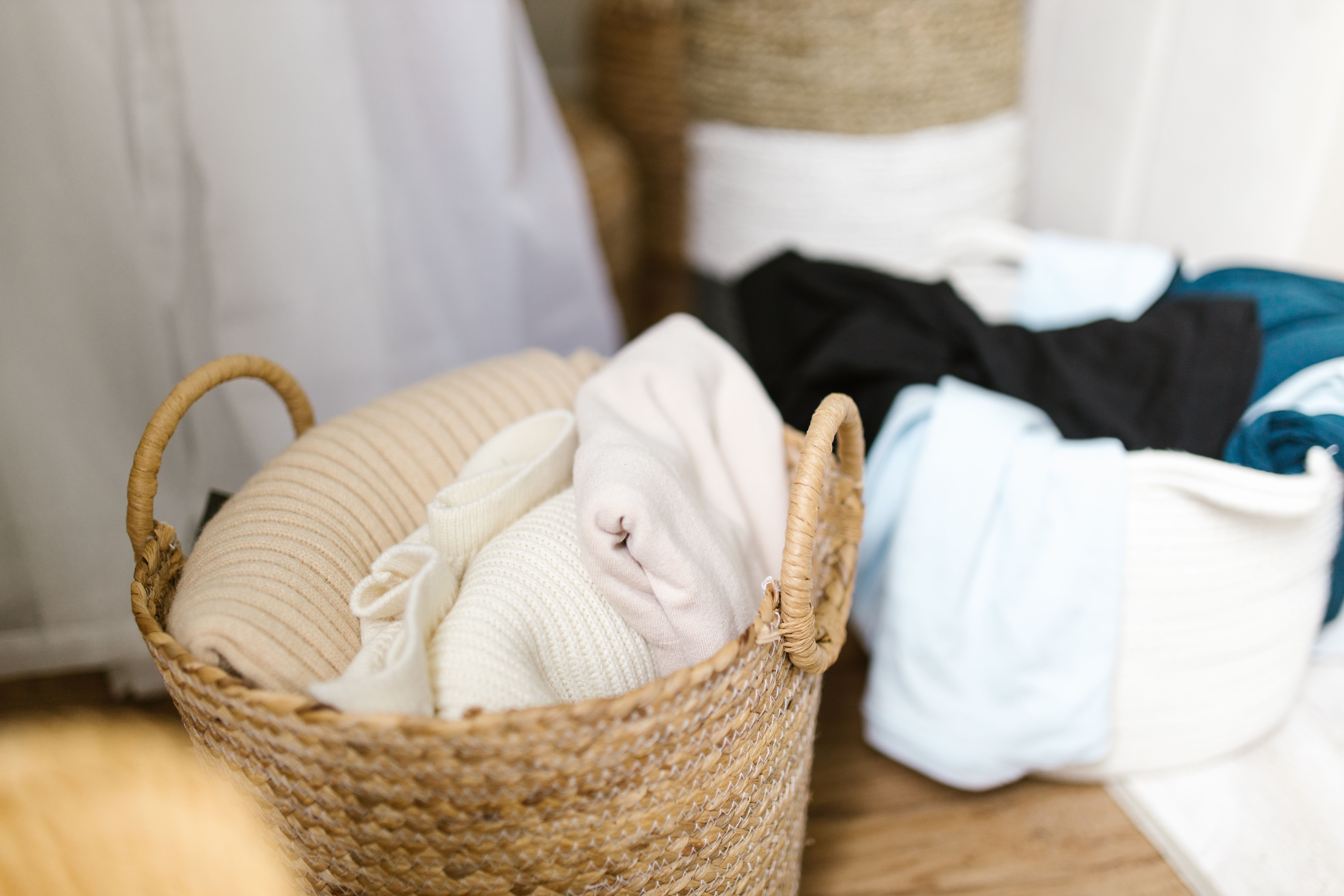 Cestos e caixas organizadoras em prateleira de casa
