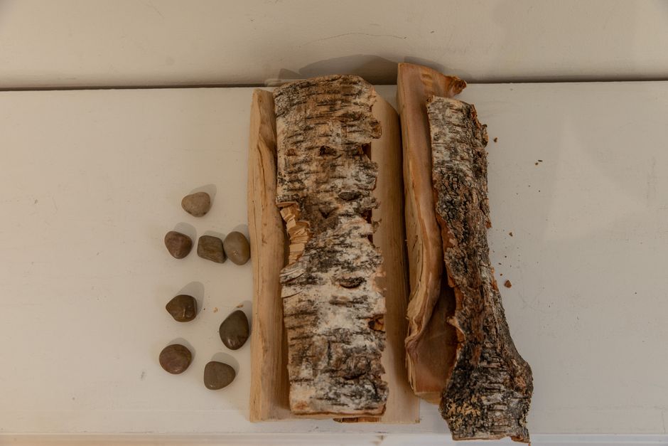 Detalhe de materiais naturais como madeira e pedra em ambiente interno