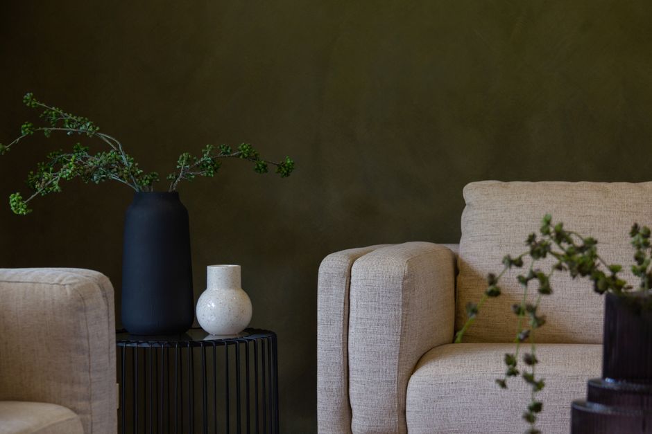 Parede verde com plantas em ambiente de sala de estar