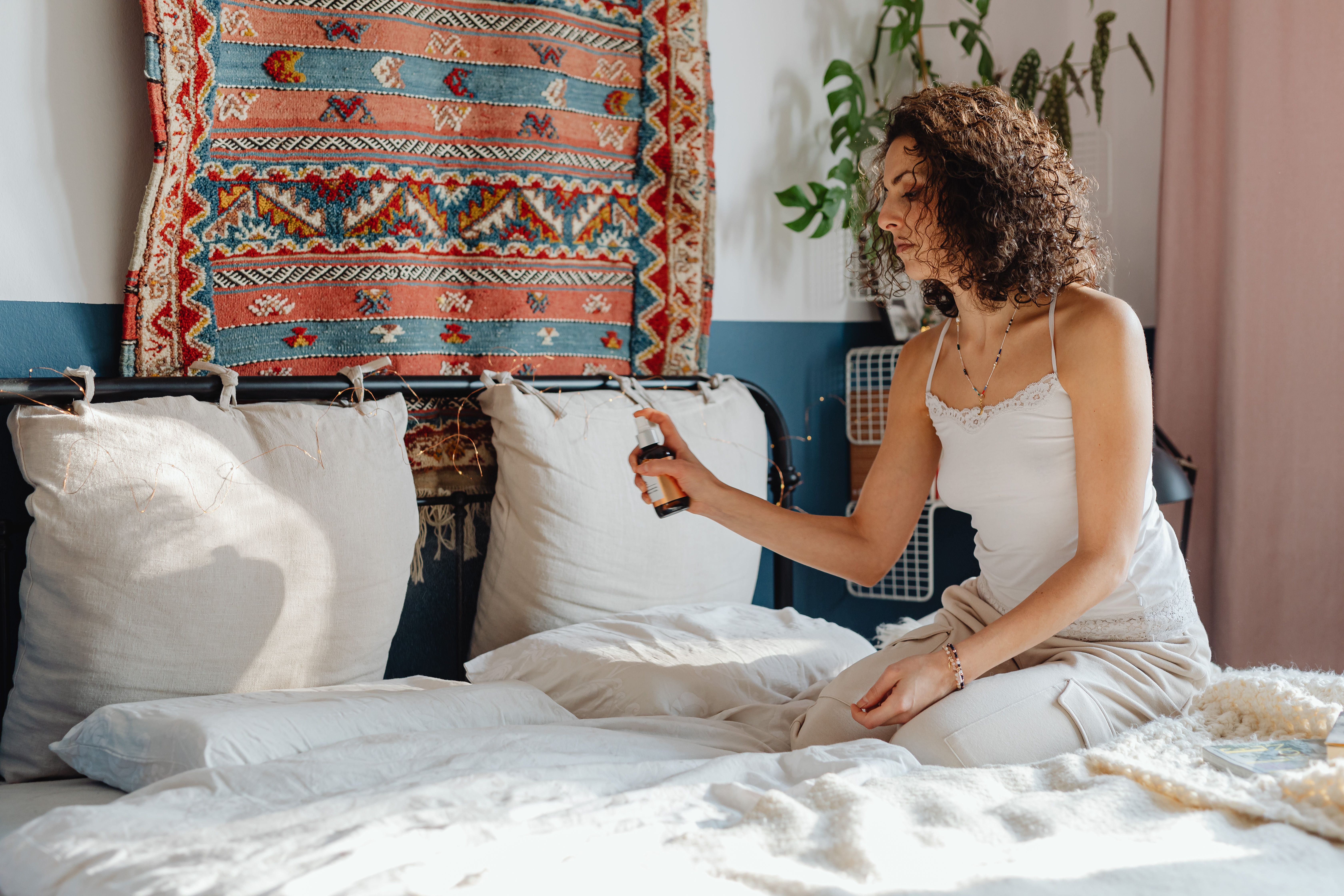 Difusor de ambiente sobre criado-mudo em quarto decorado