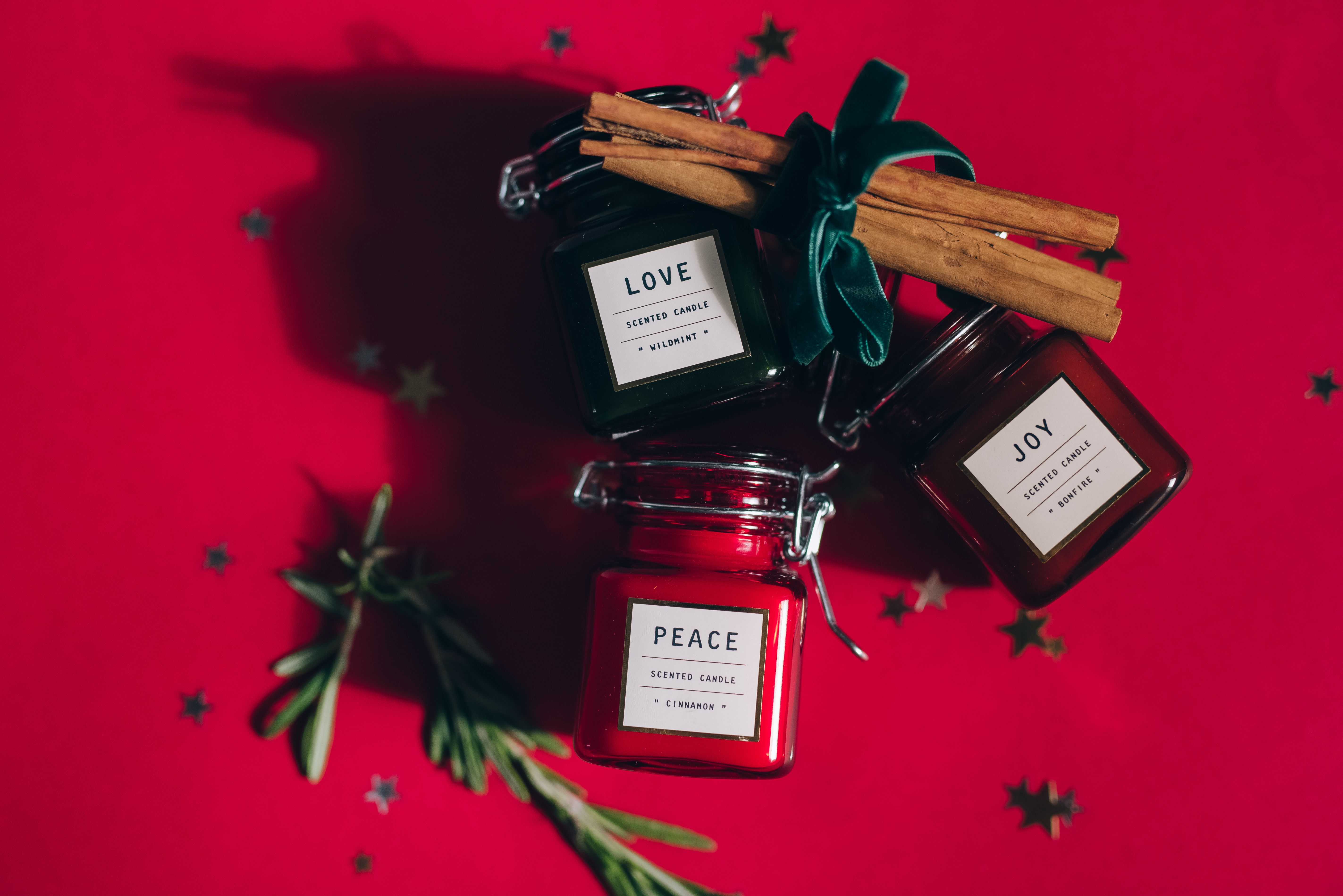 Composição de produtos de perfumaria de ambiente sobre superfície de madeira