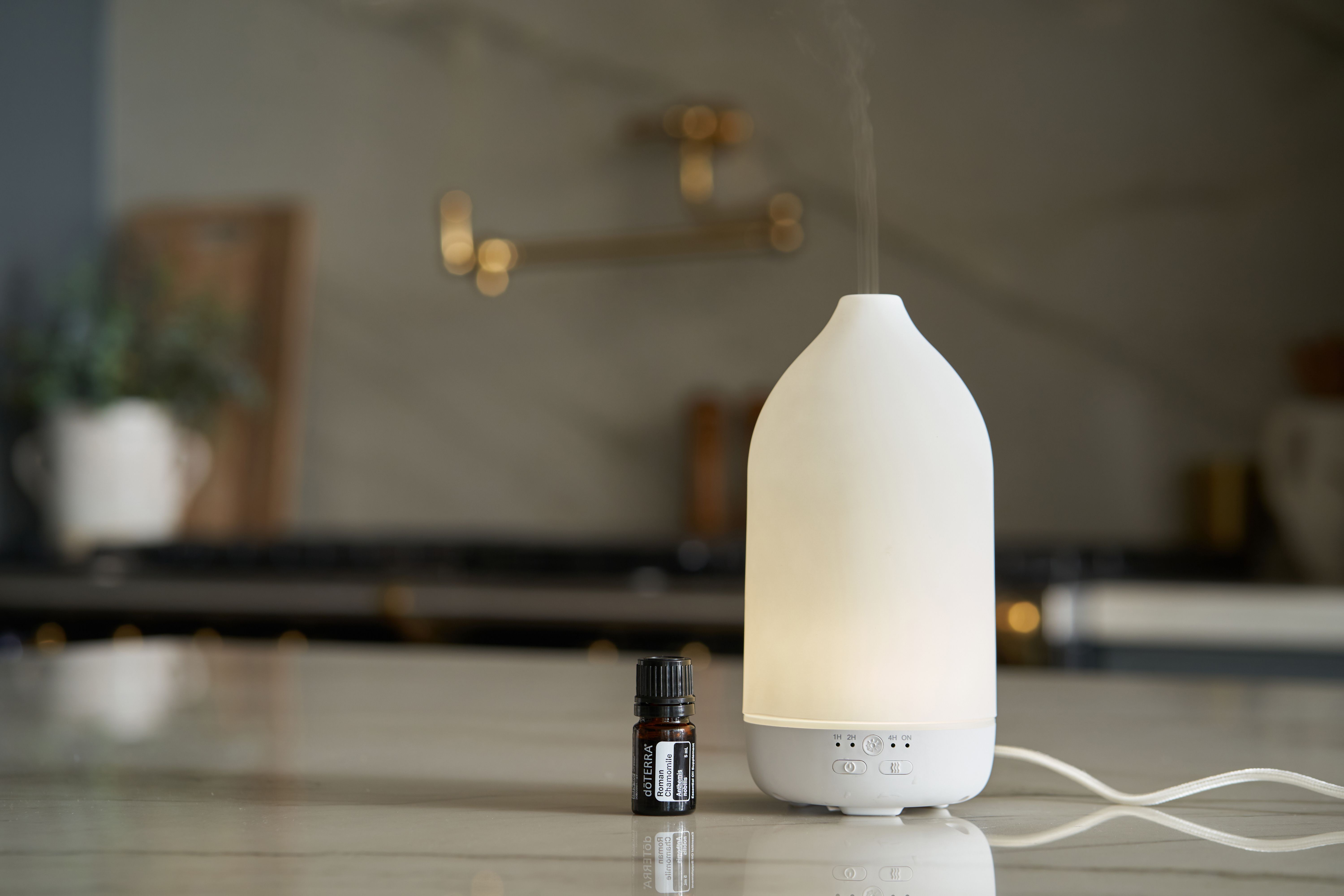 Difusor elétrico de óleos essenciais em ambiente interno decorado
