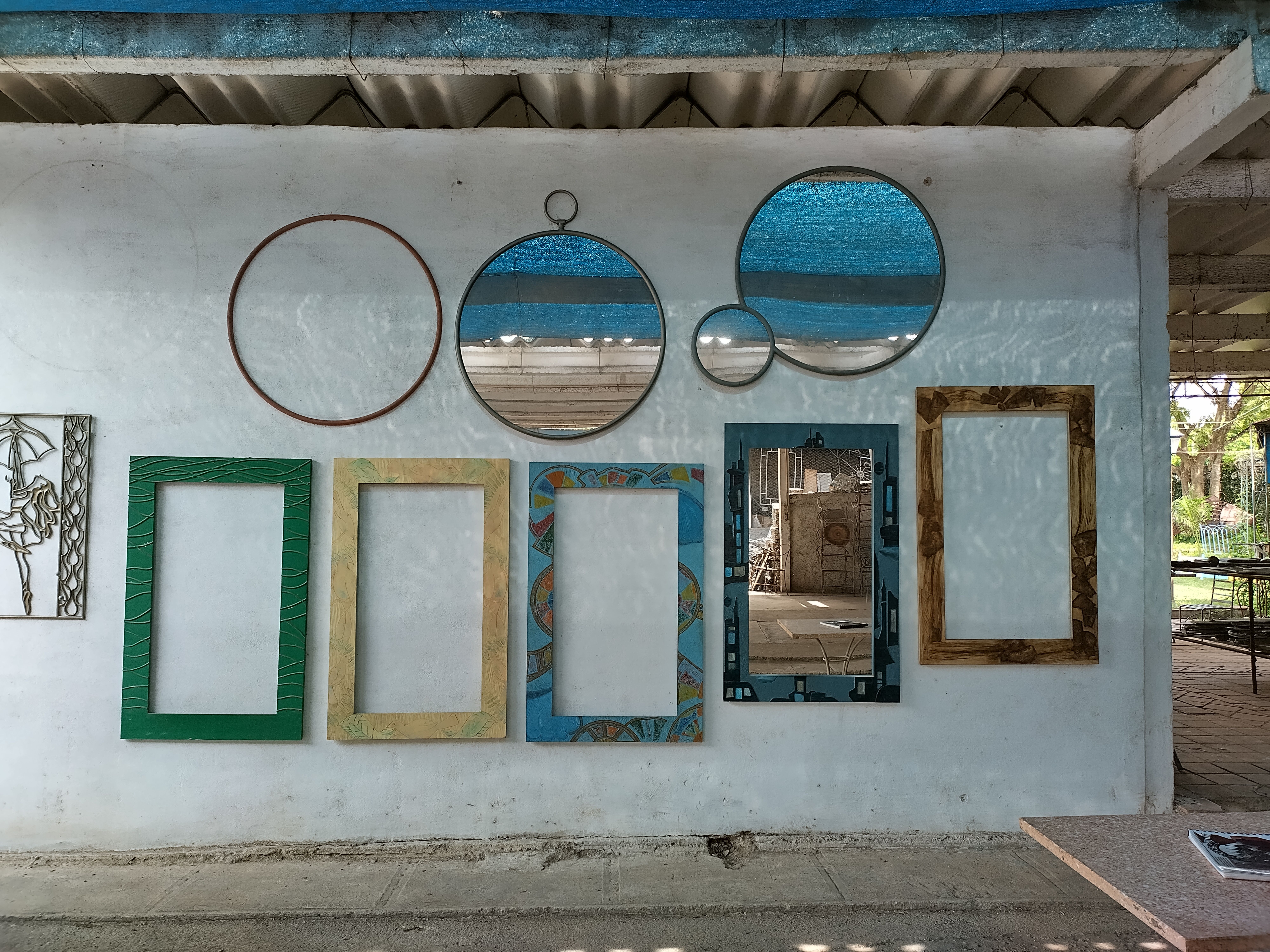Composição de vários espelhos decorativos formando galeria na parede