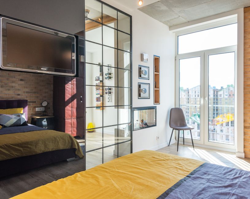 Quarto decorado com espelho e cama estilizada