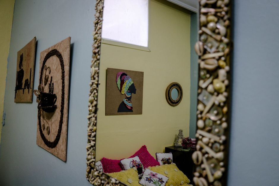 Espelho decorativo com moldura artesanal na parede