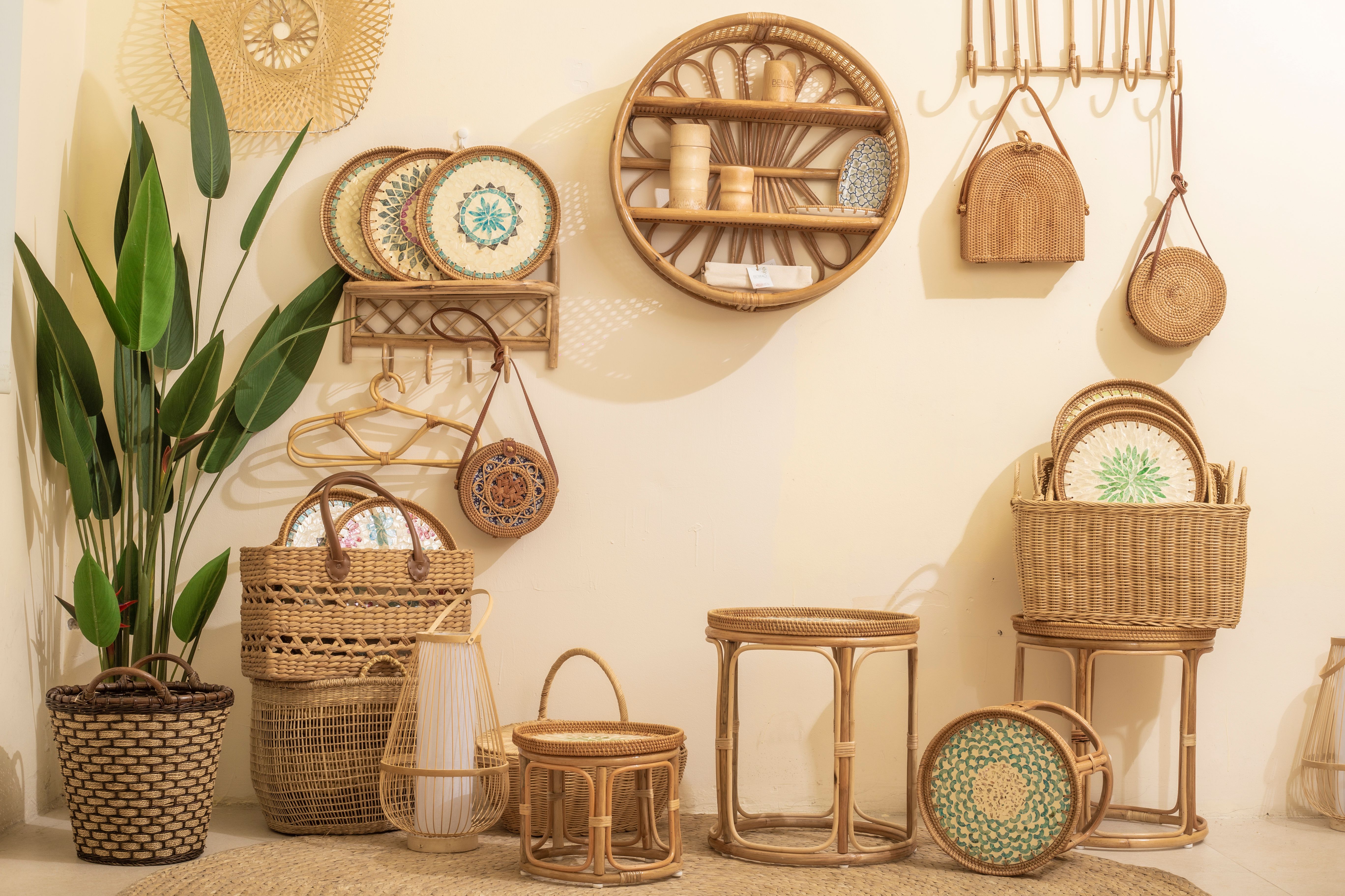 Móvel de rattan natural em ambiente decorado no estilo boho