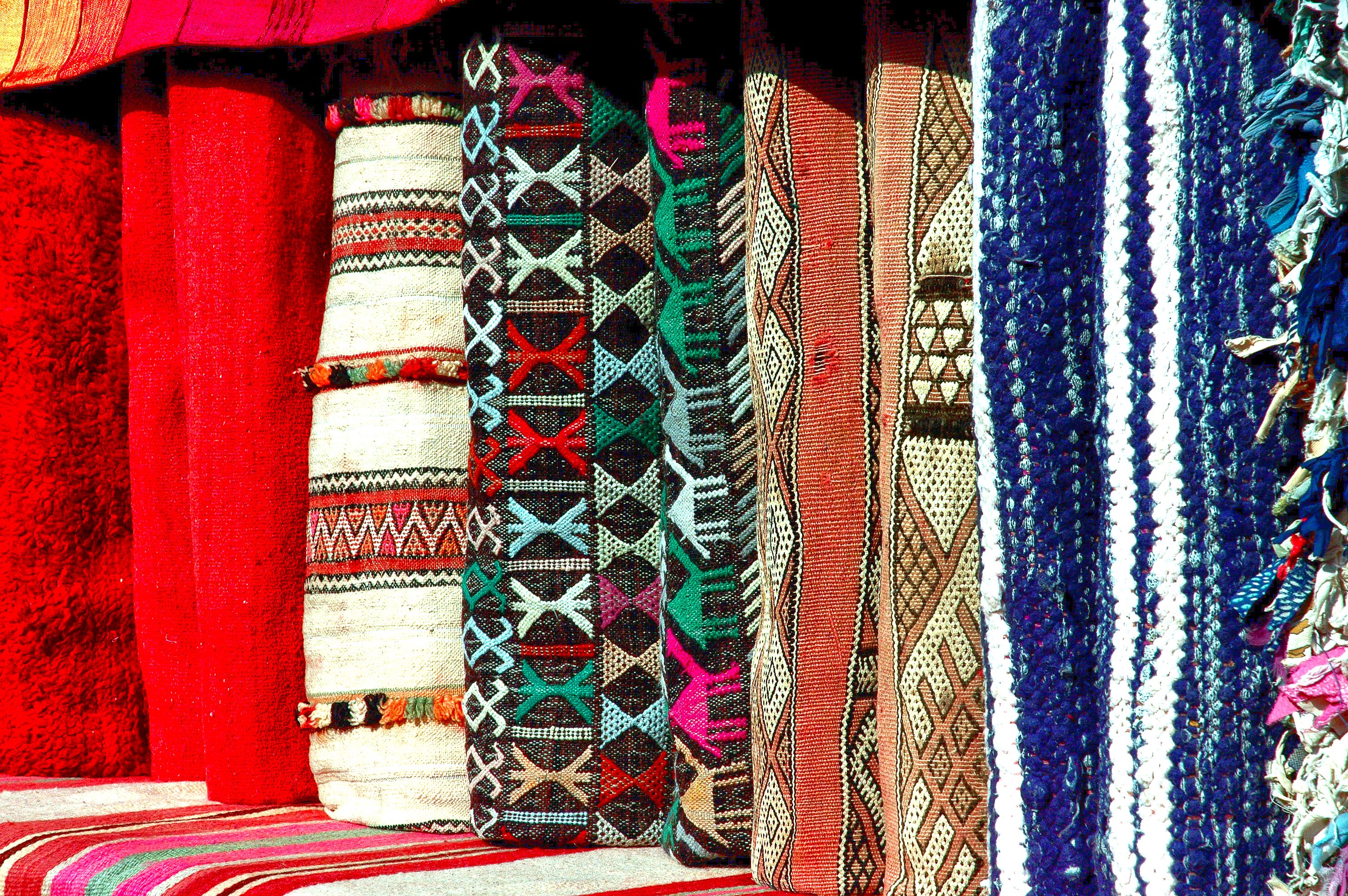 Têxteis com estampas bohemian misturadas em tons terrosos