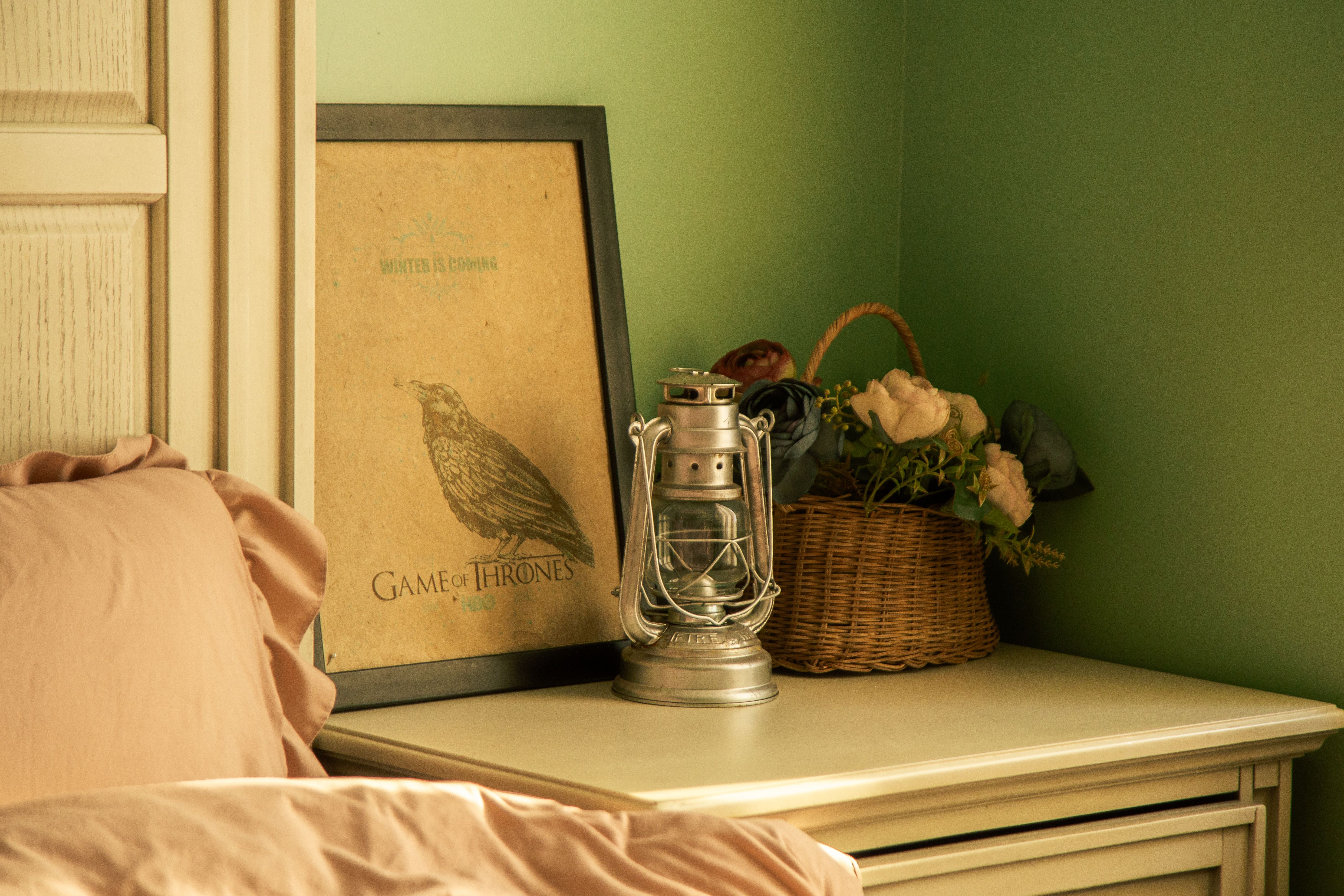 Quarto aconchegante com tons suaves e flores