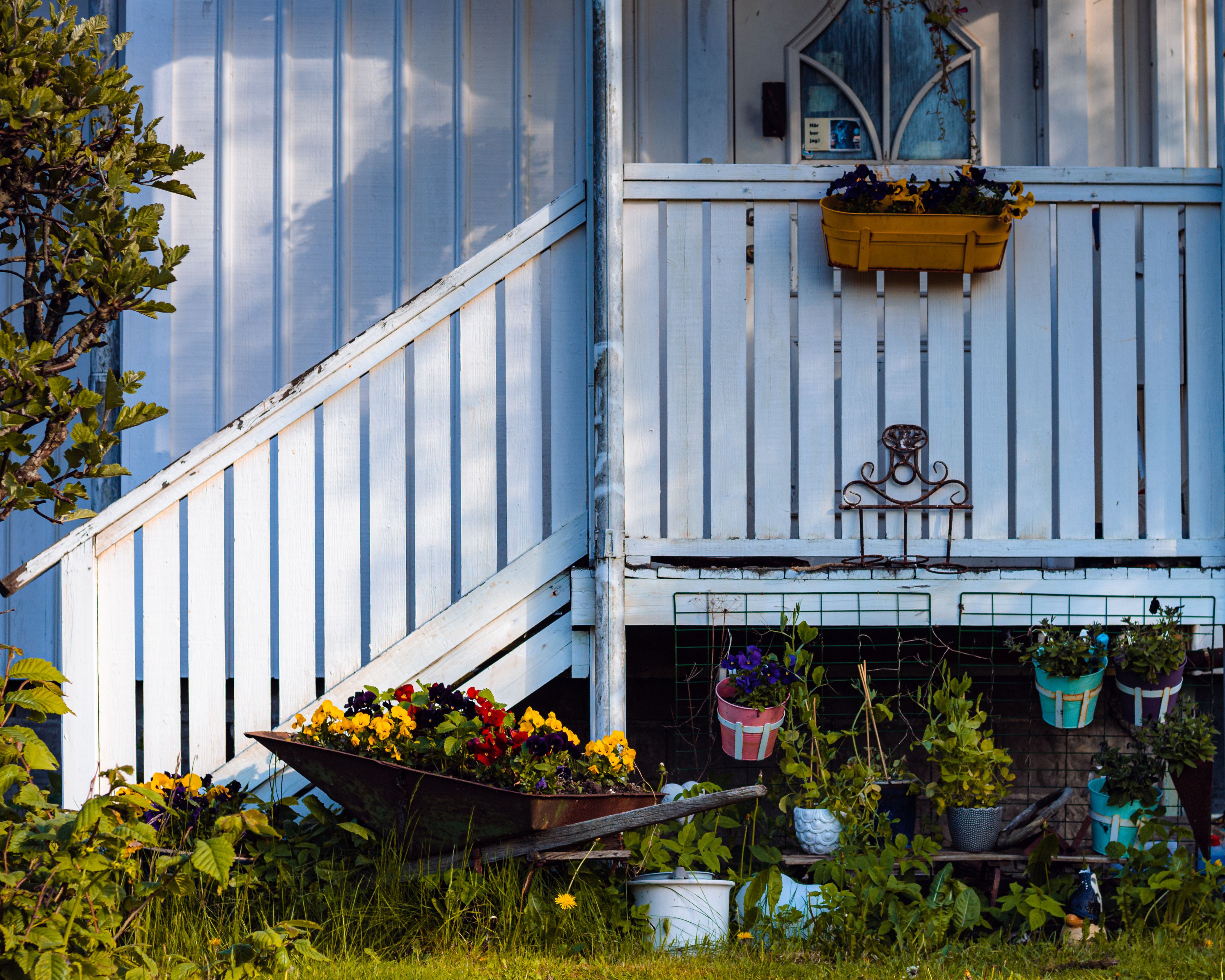 Varanda decorada com flores em estilo cottage