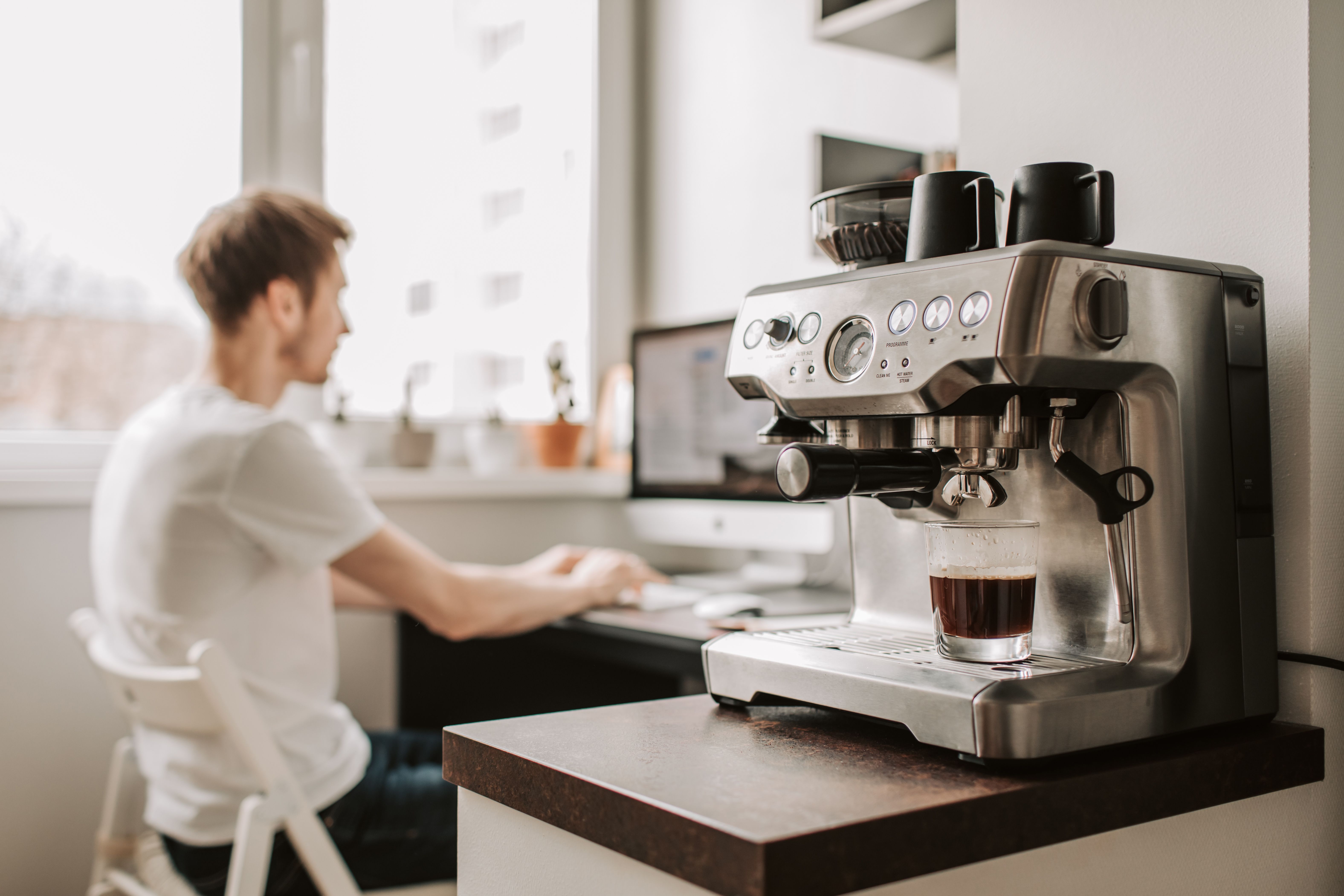 Acessórios de café artesanal sobre bancada de cozinha
