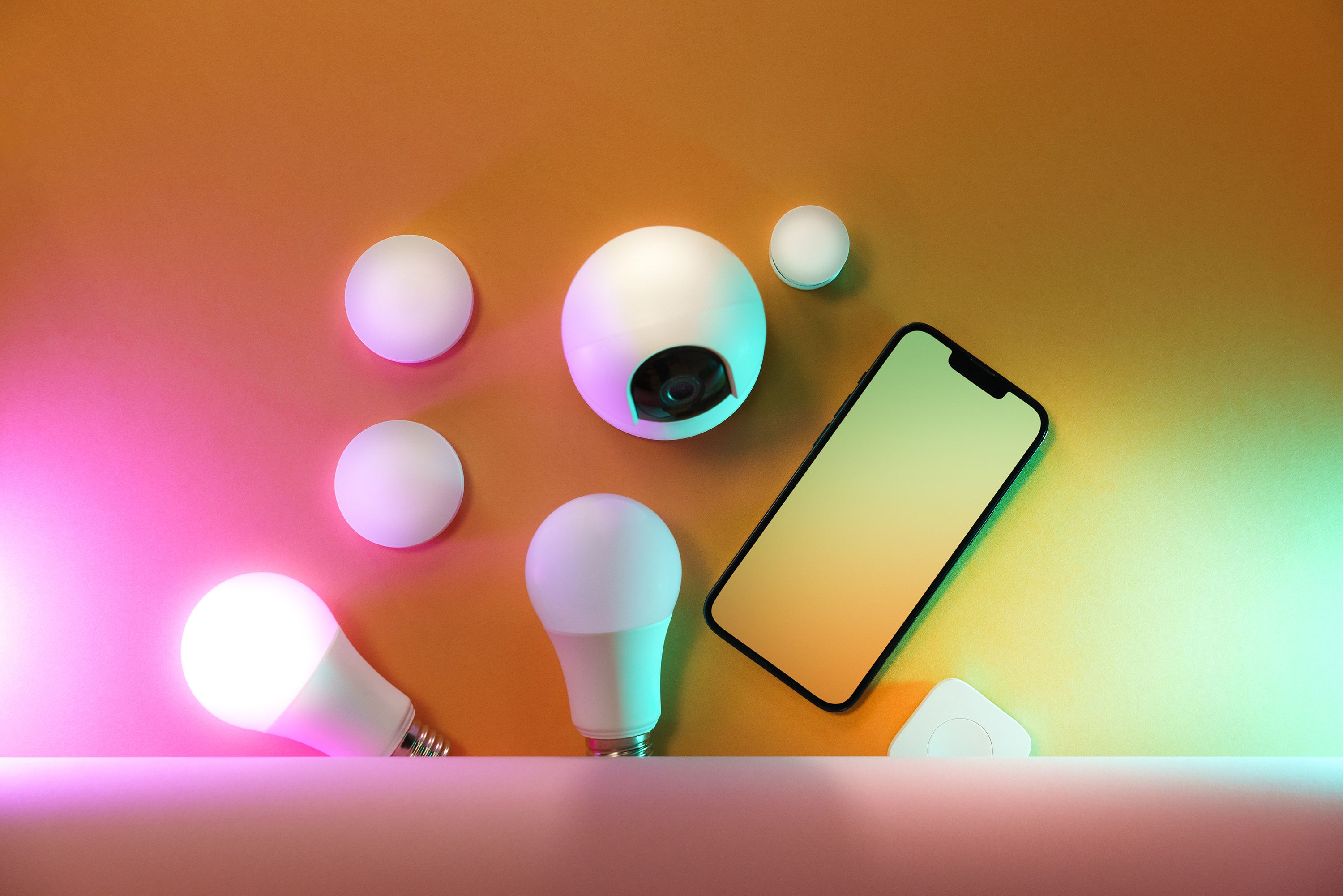 Lâmpada inteligente com iluminação colorida em ambiente decorado