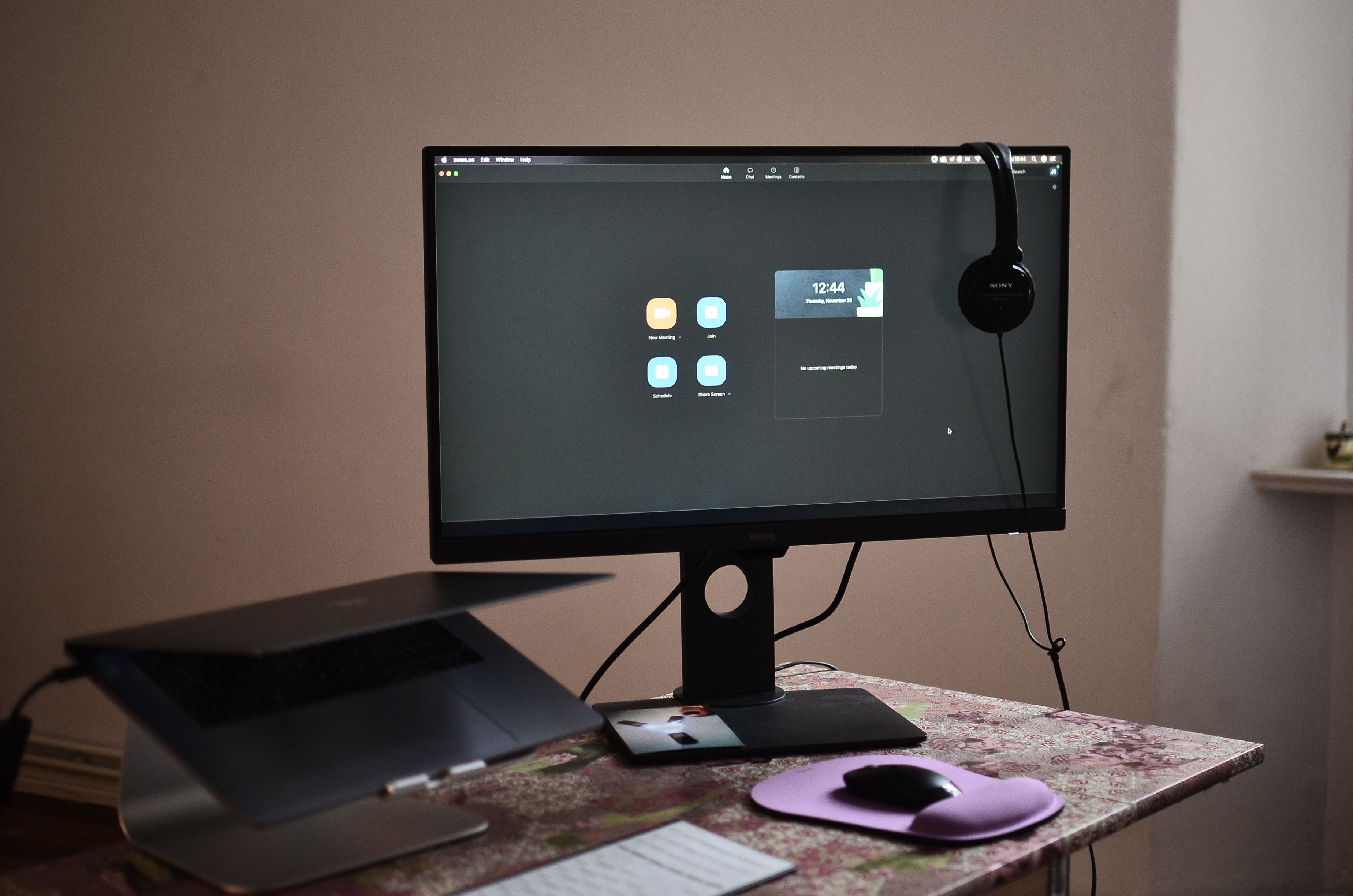 Home office moderno mesa de trabalho organizado