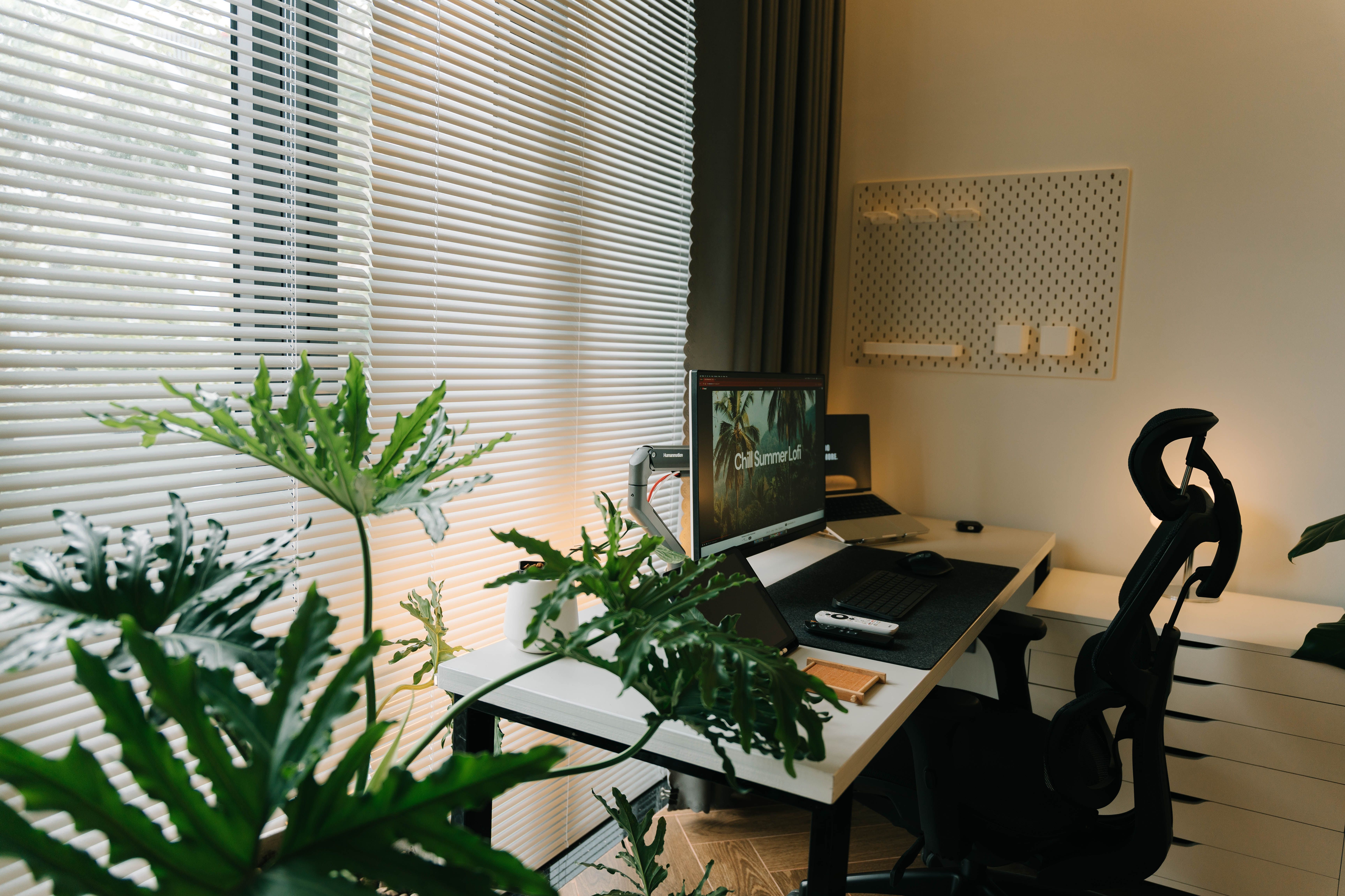 Home office com plantas janela luz natural