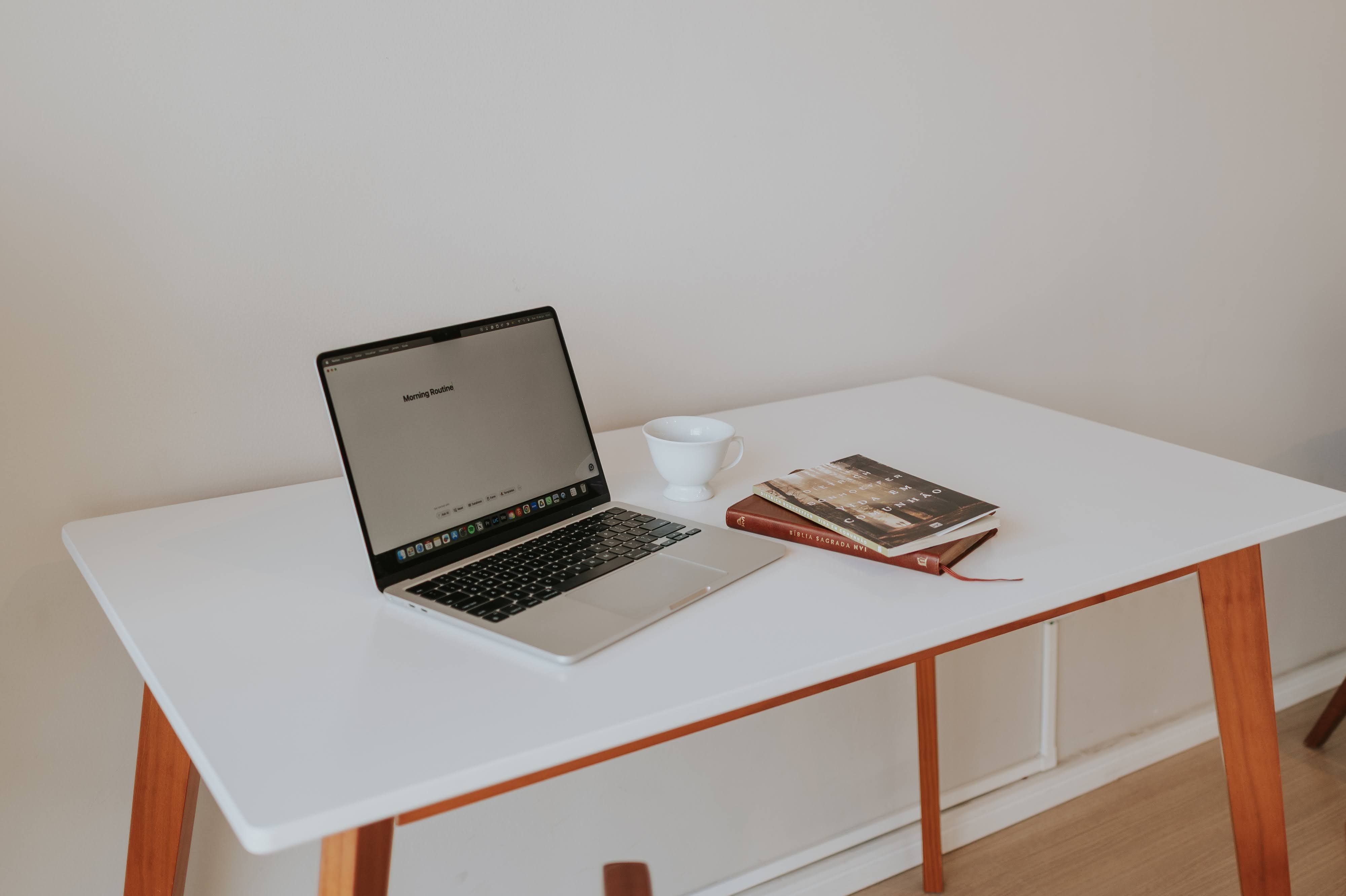 Escritório em casa minimalista moderno decorado