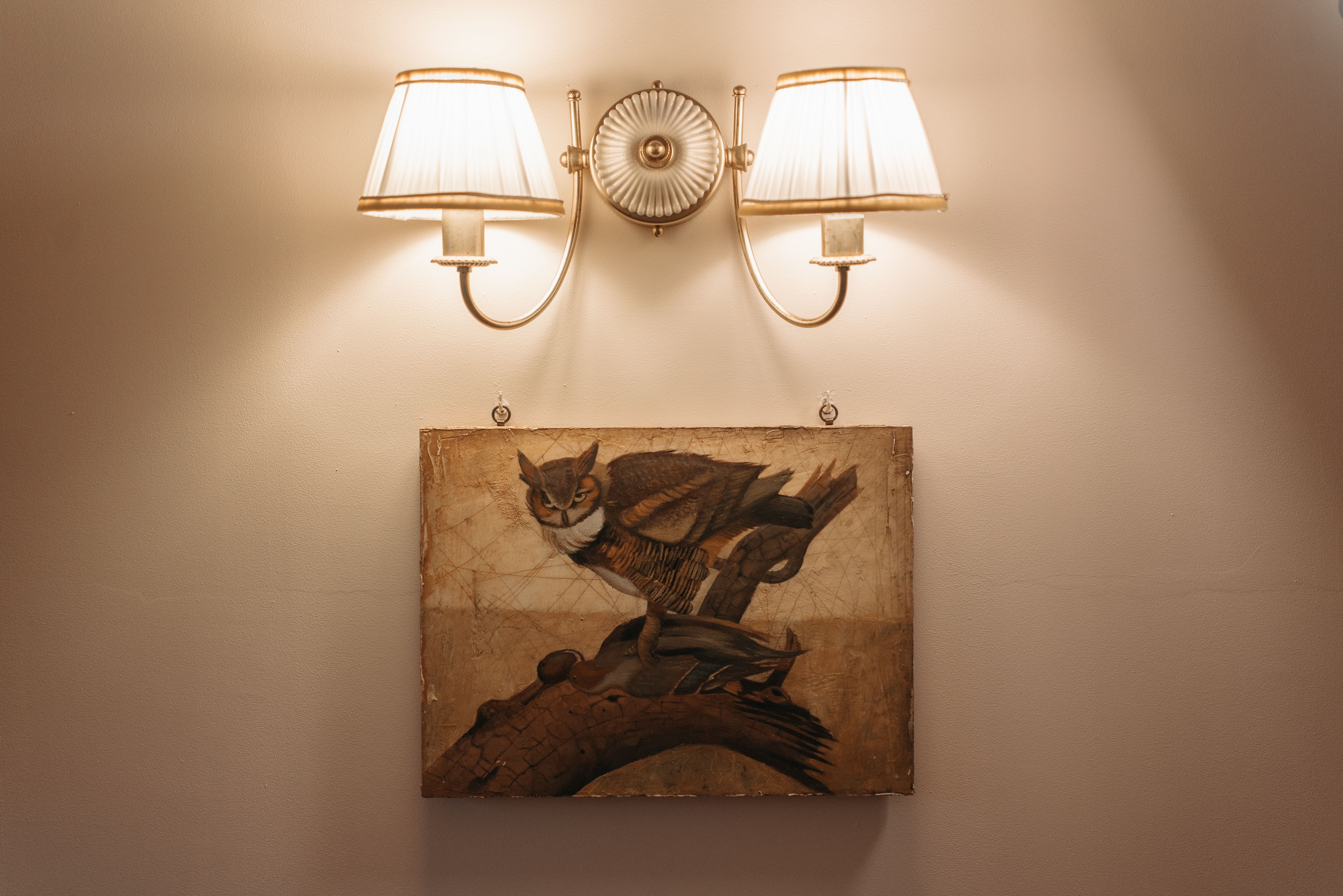 Arandela decorativa iluminando parede de ambiente interno