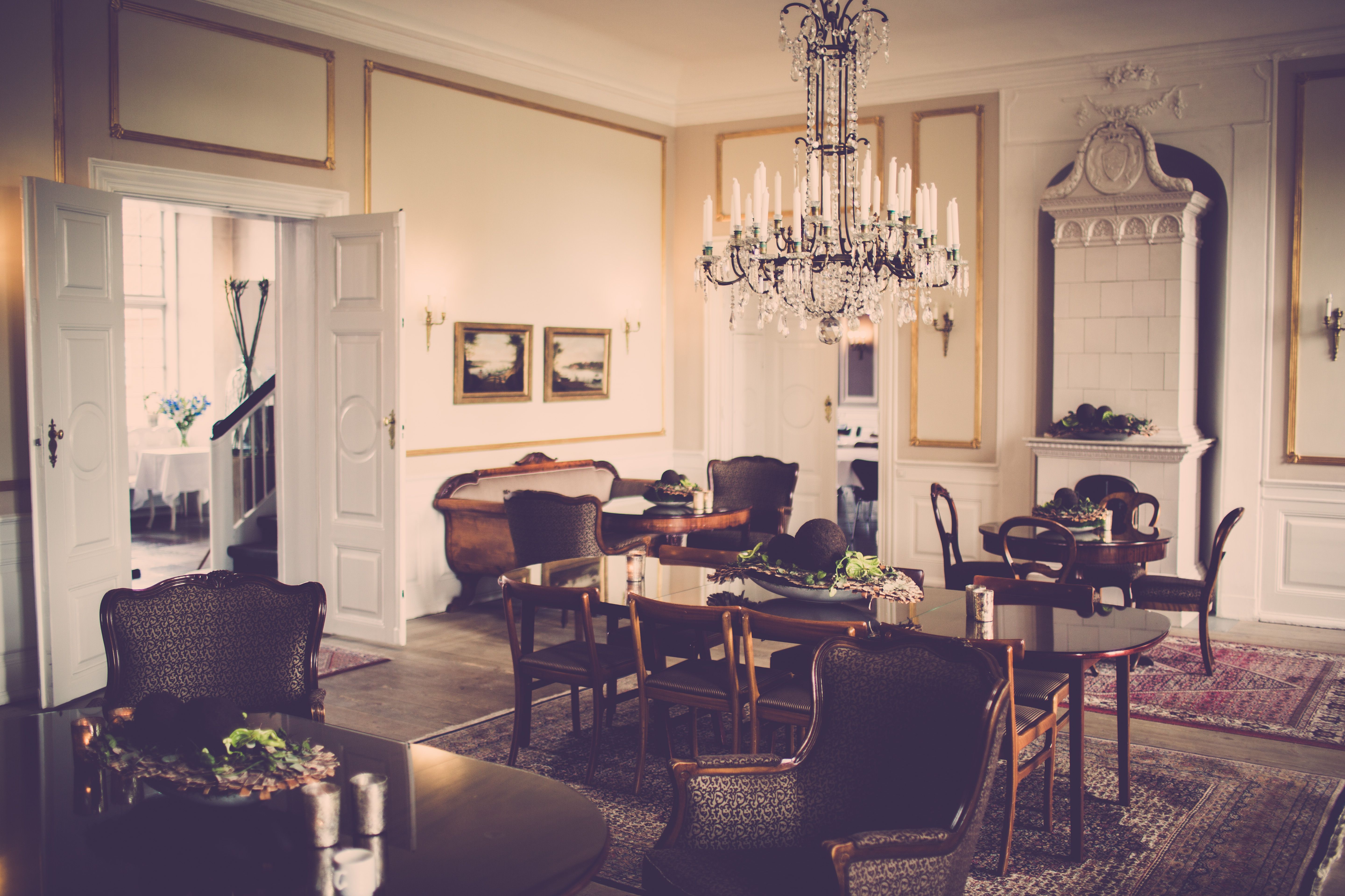 Lustre decorativo em sala de estar ampla e elegante