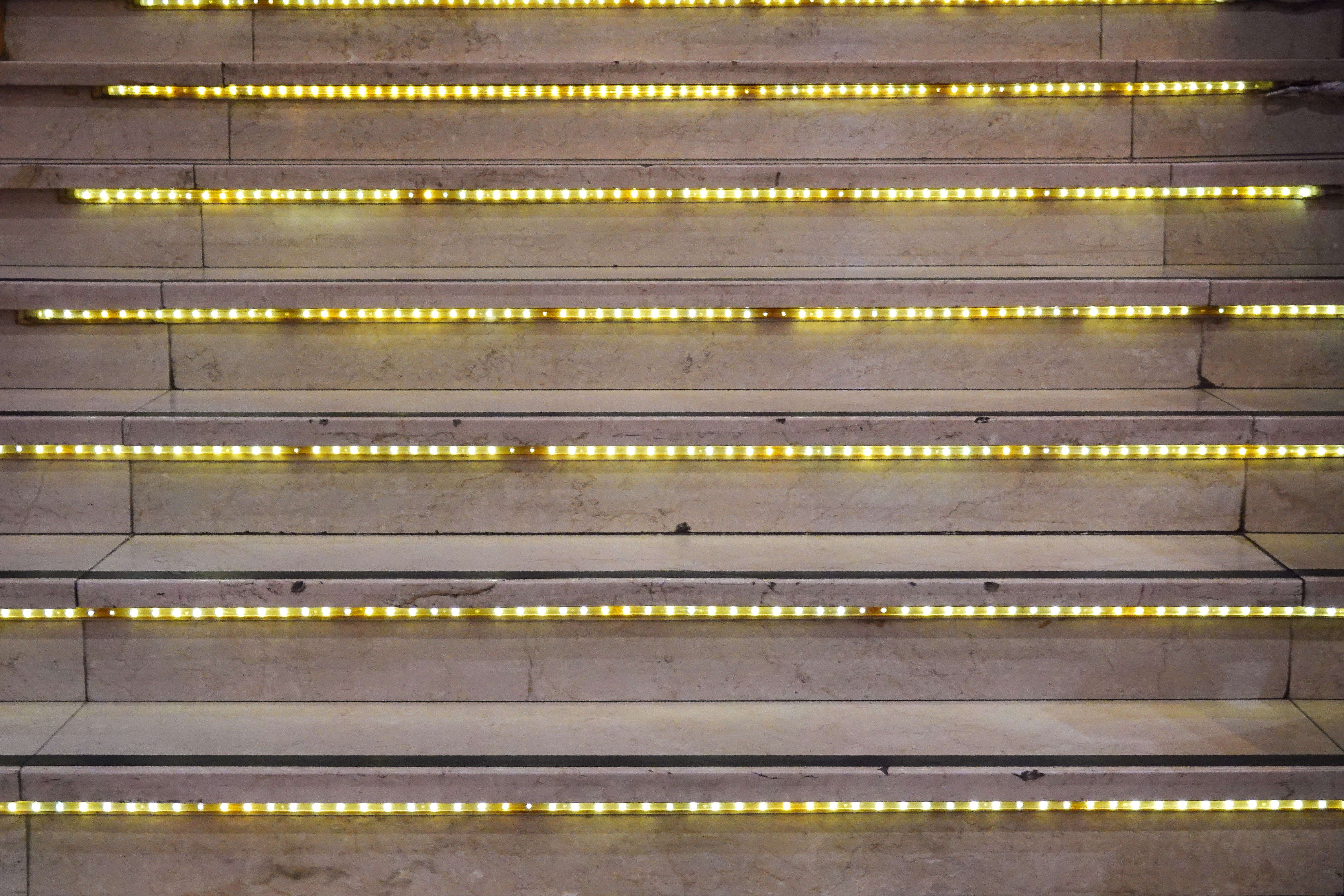 Fita de LED iluminando ambiente interno moderno