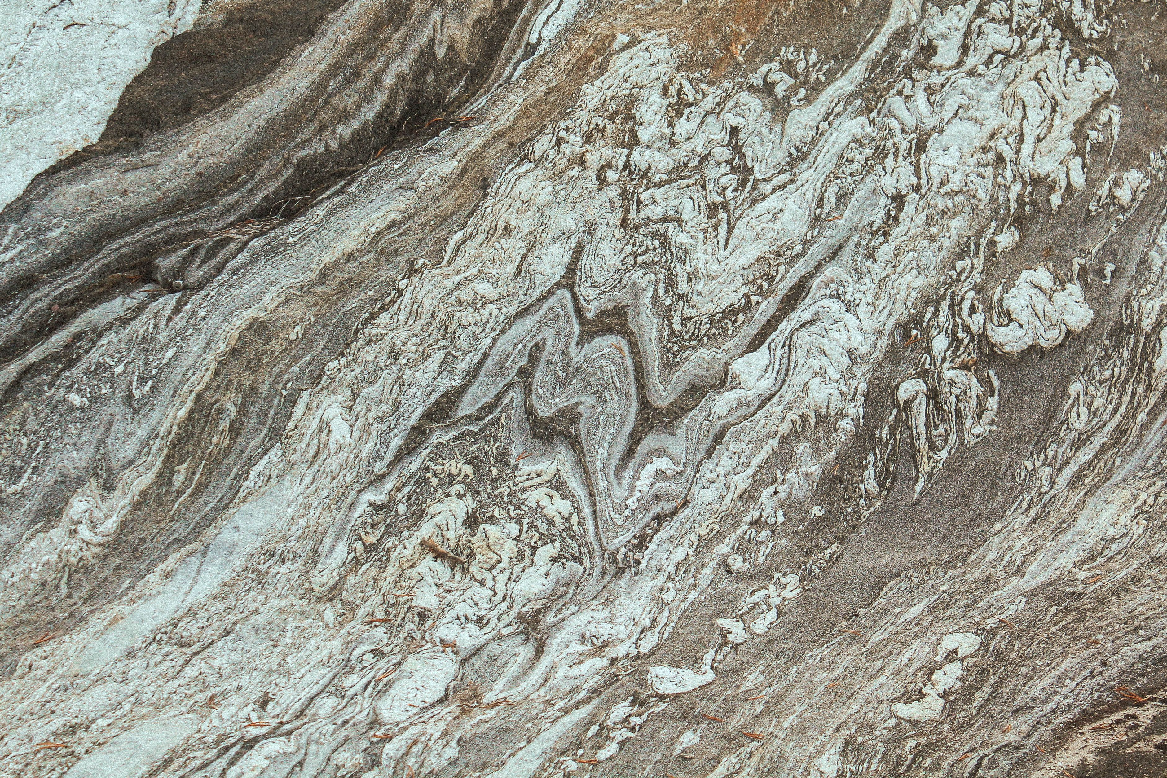 Textura de mármore em close-up mostrando os veios naturais da pedra