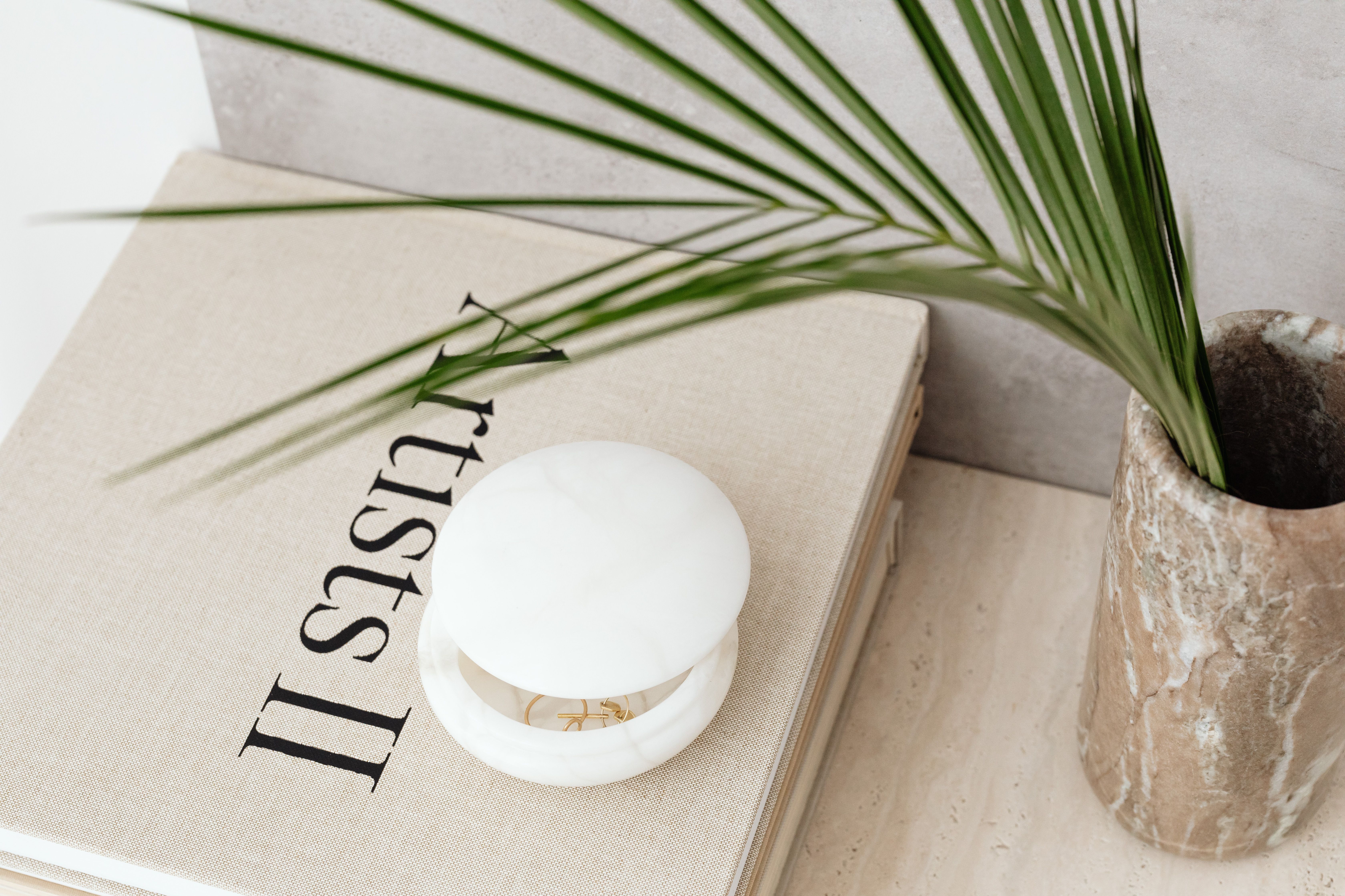 Objetos decorativos de mármore branco bem cuidados sobre uma superfície