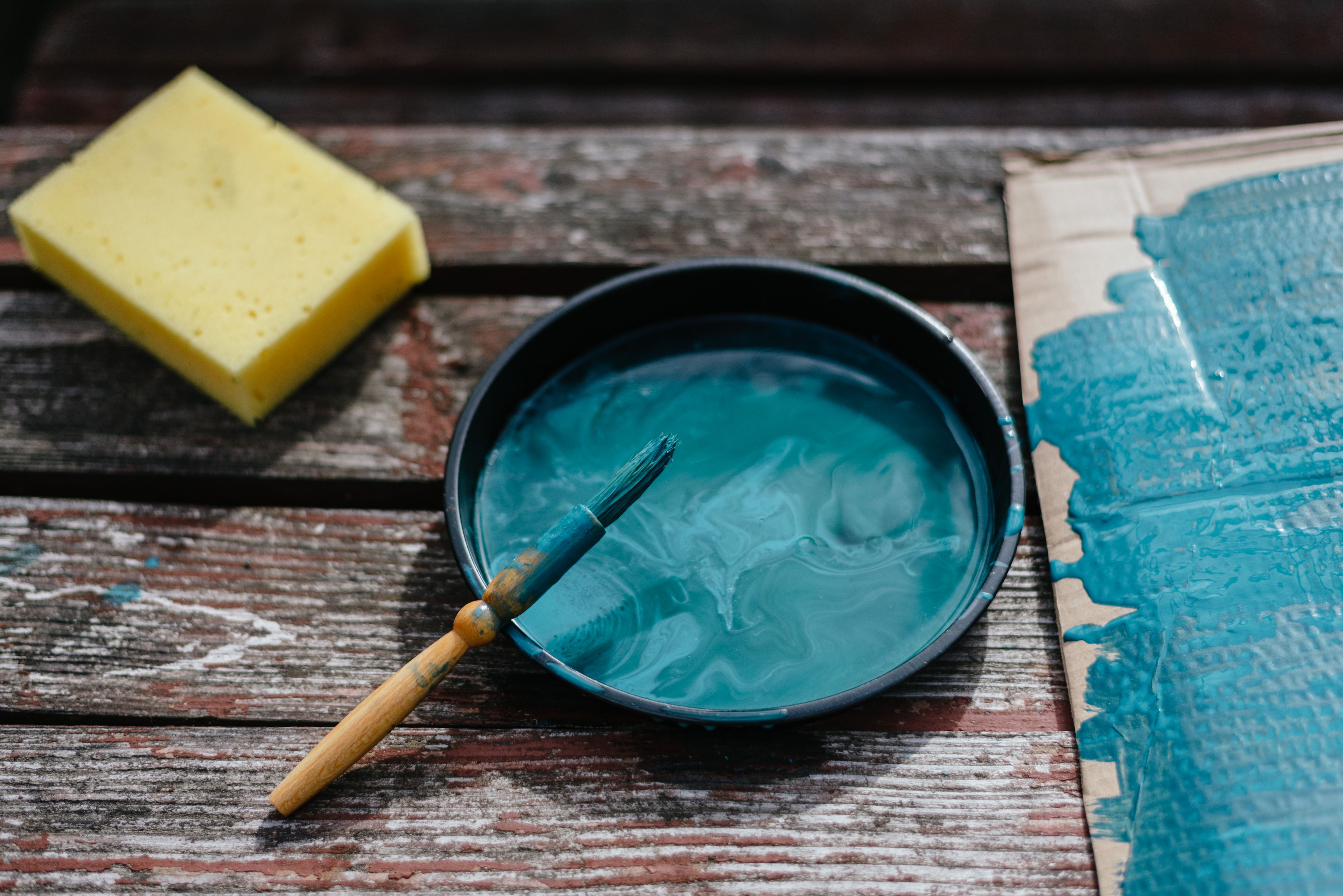 Latas de chalk paint e pincéis usados para pintar móveis antigos