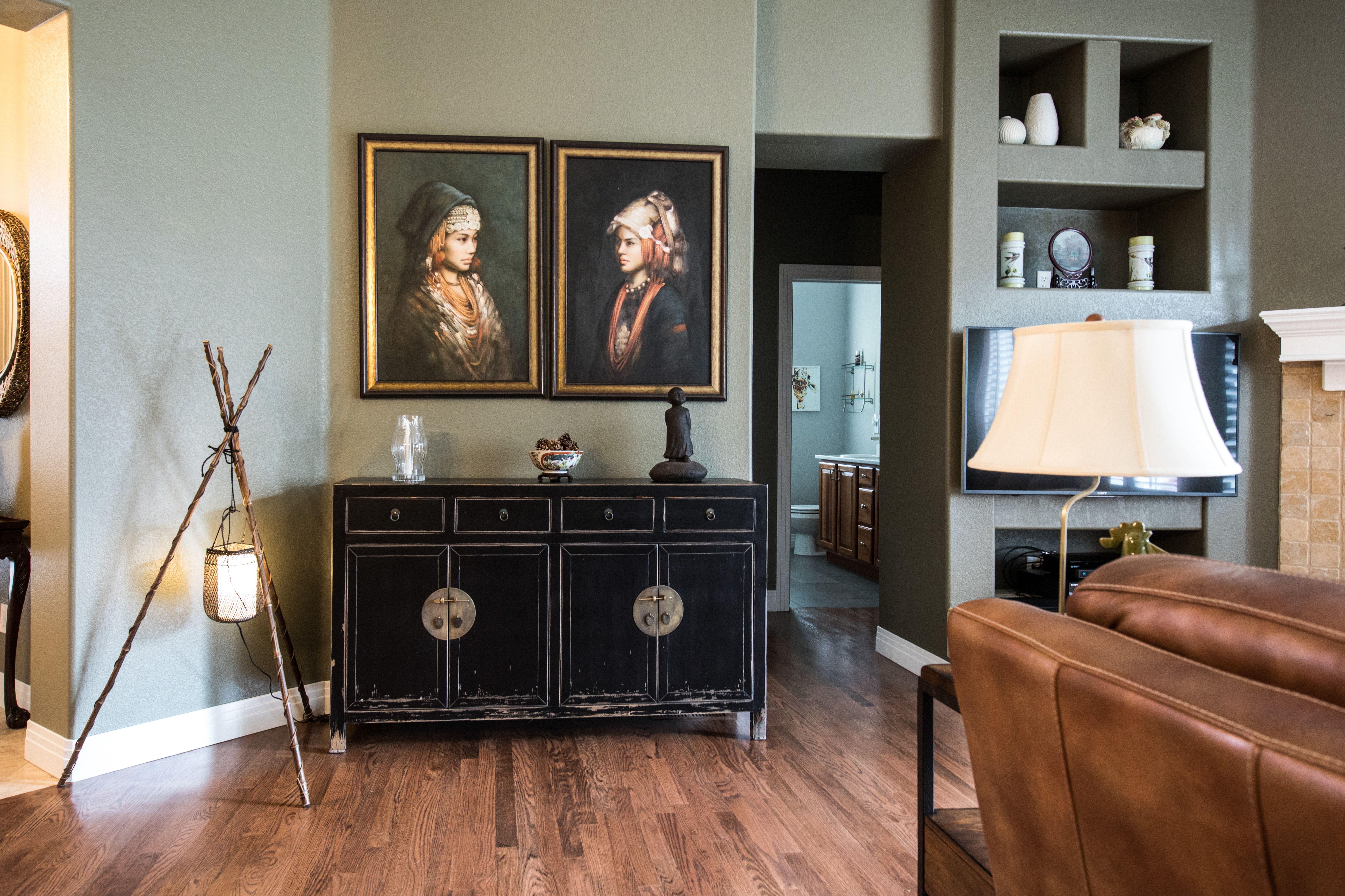 Sala decorada com móvel antigo restaurado e pintado como peça de destaque