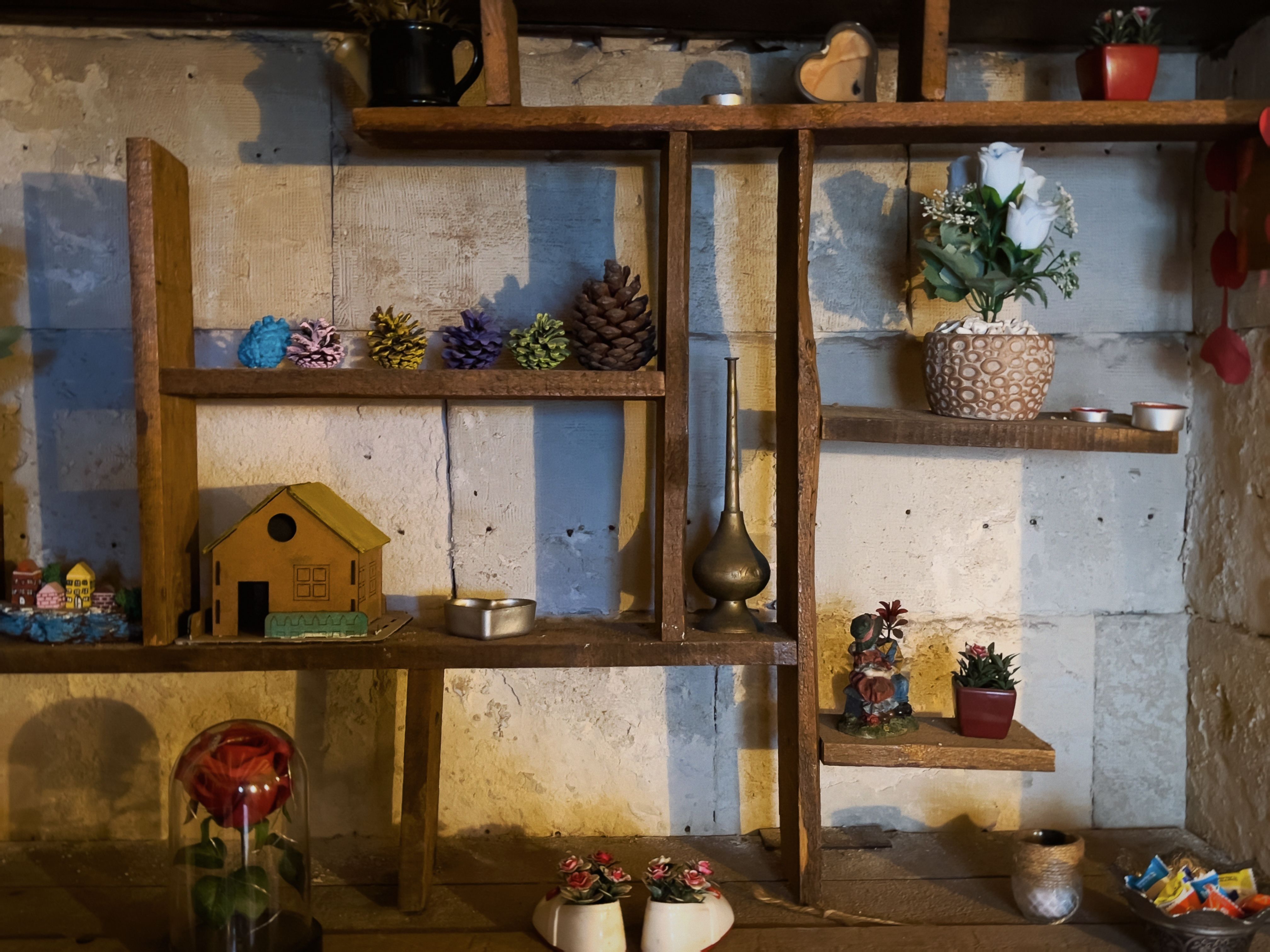 Objetos decorativos prateleira organização estética