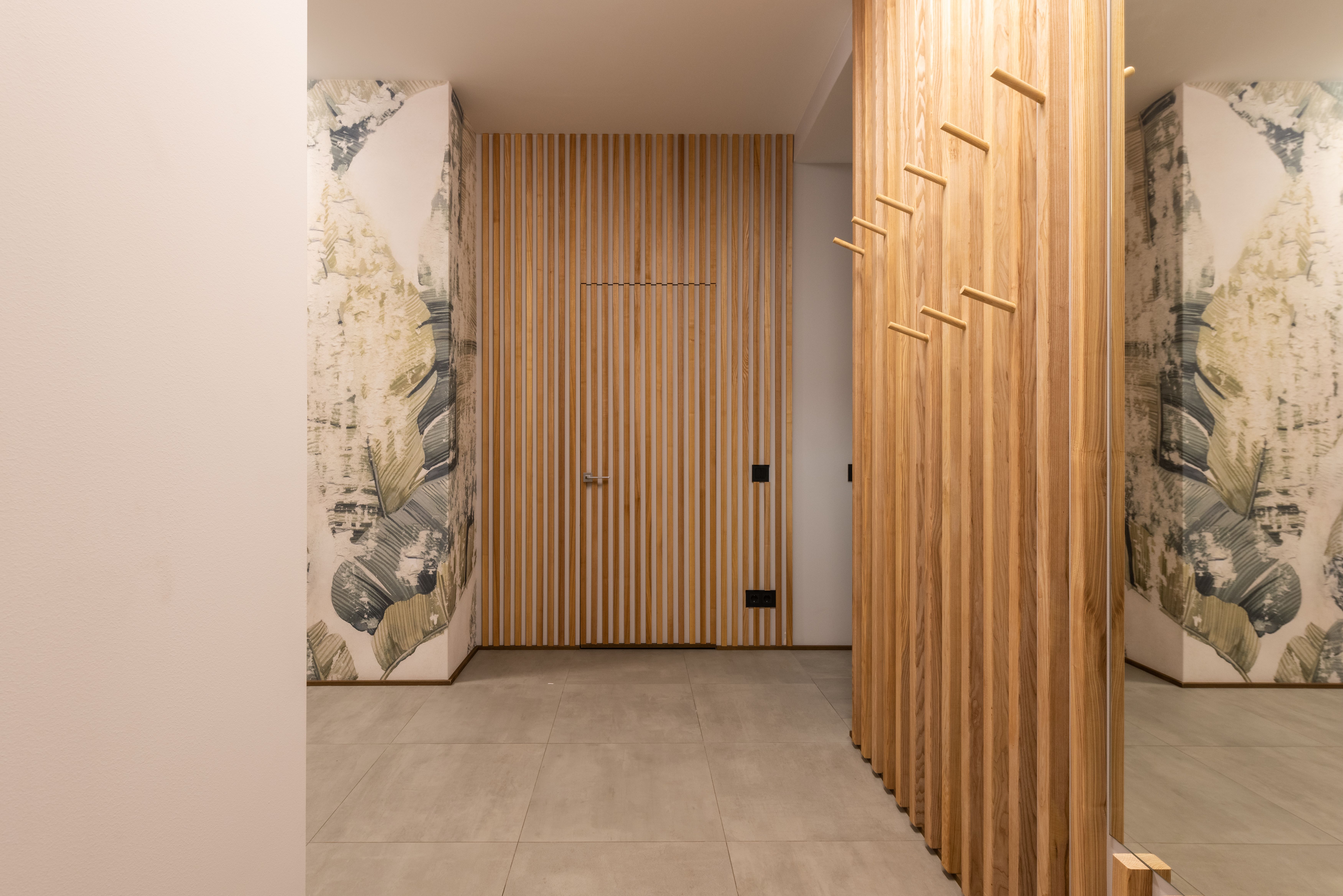 Painel de ripas de madeira com acabamento moderno em ambiente decorado