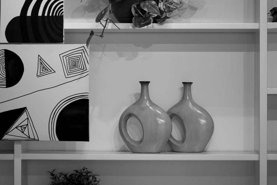 Sala de estar minimalista com prateleiras decoradas