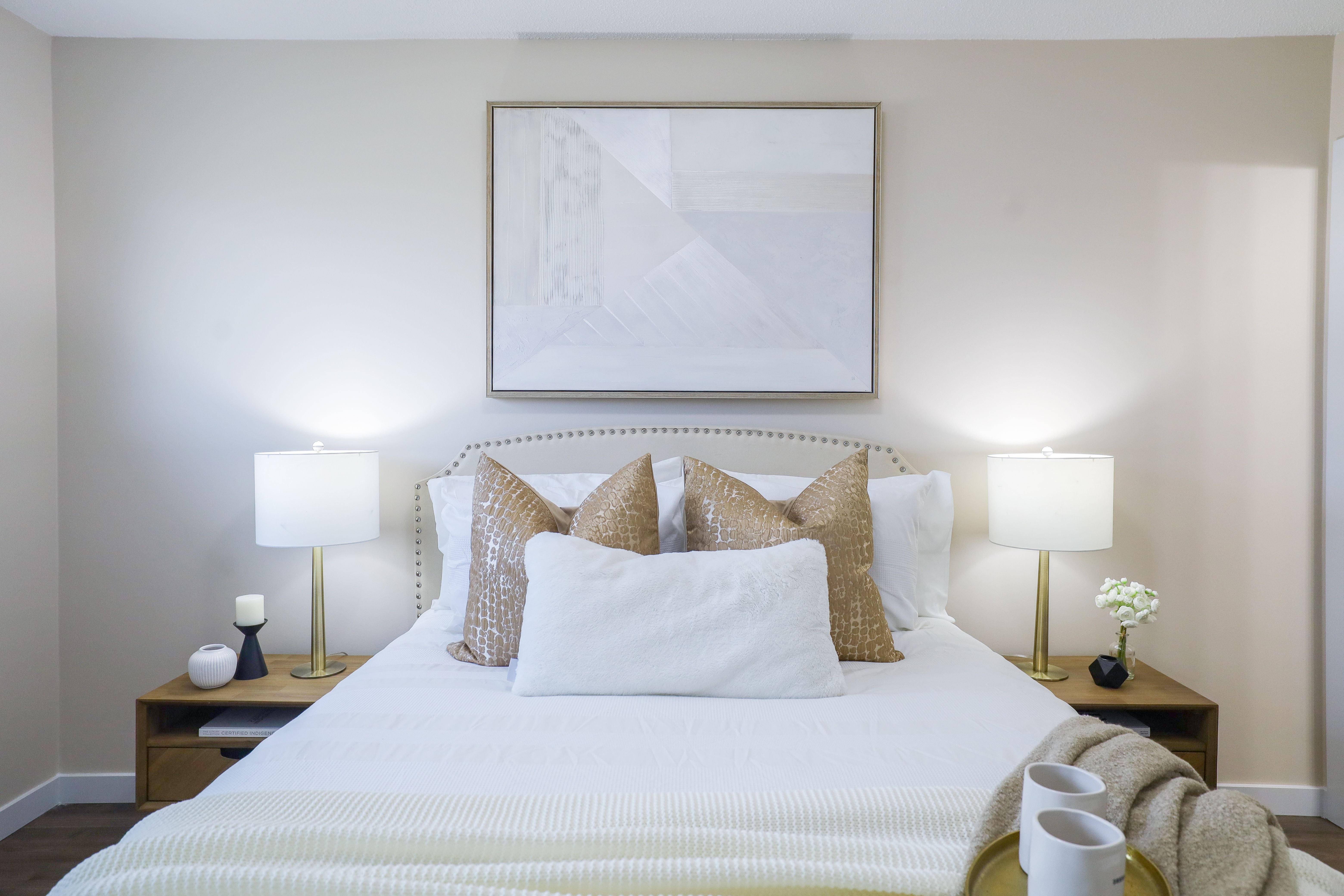 Quarto elegante em tons neutros no estilo quiet luxury