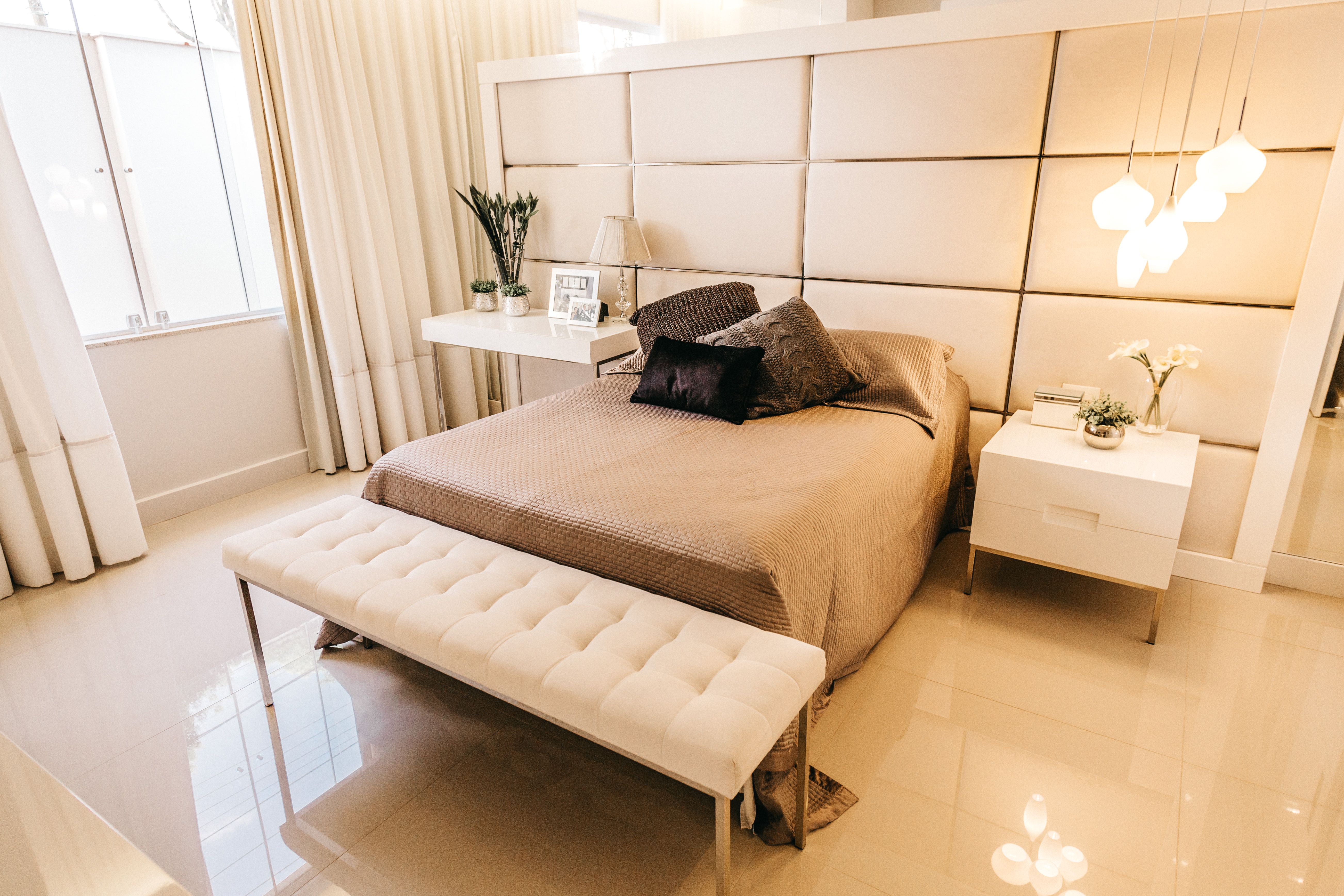 Quarto luxuoso com elementos elegantes de design em tons suaves