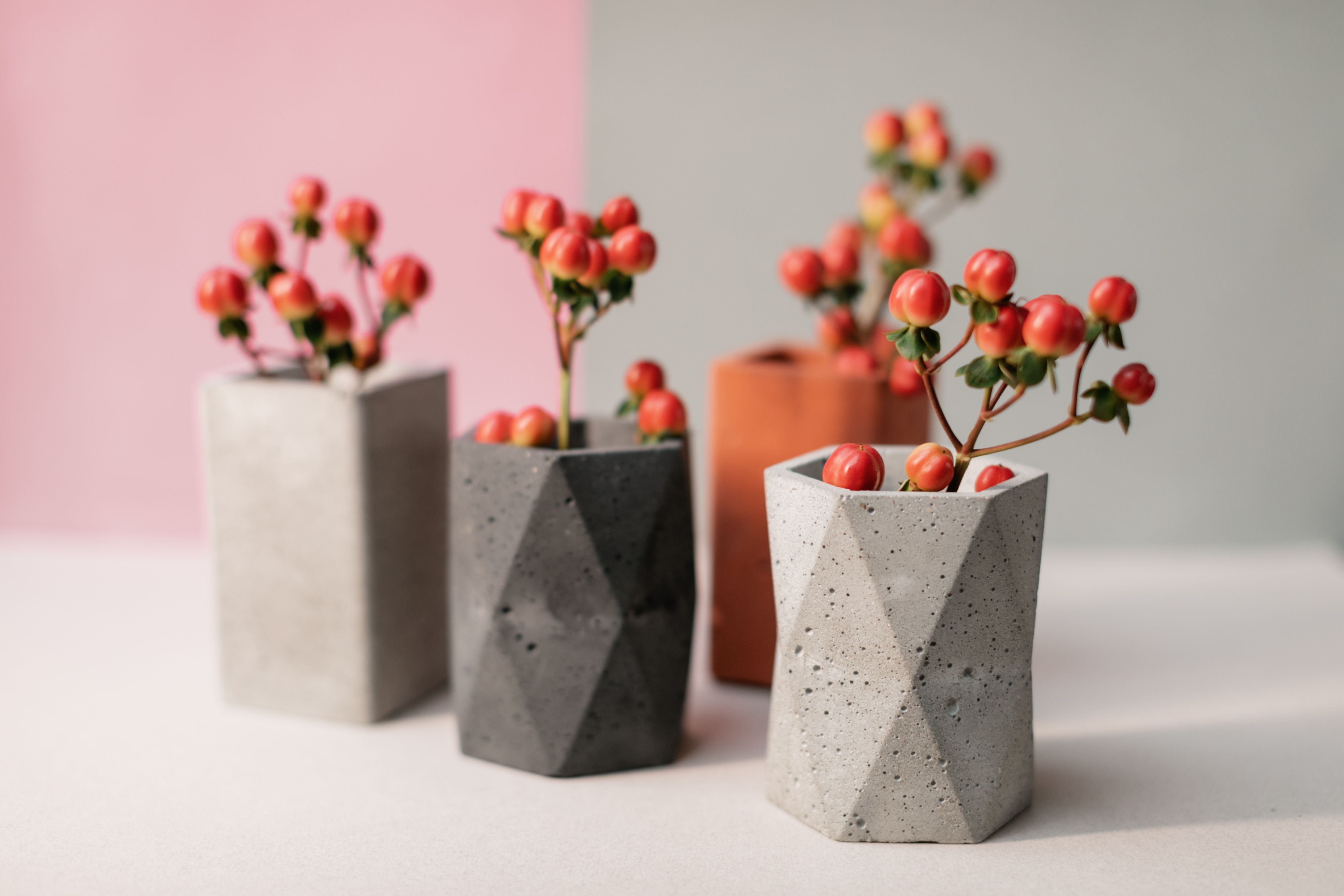 Vasos artesanais finalizados com flores e plantas