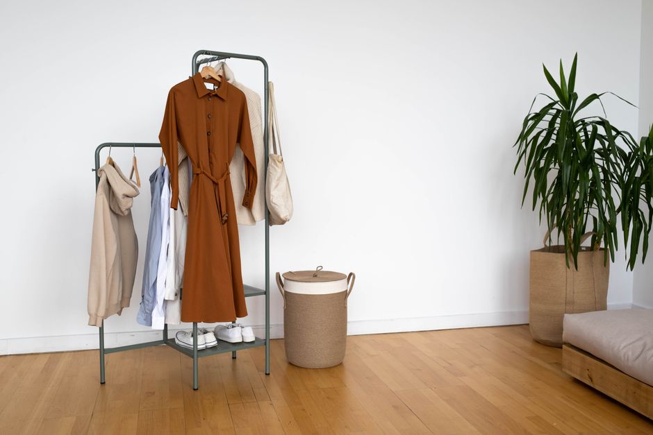 Cesto de roupa suja organizado em área de serviço
