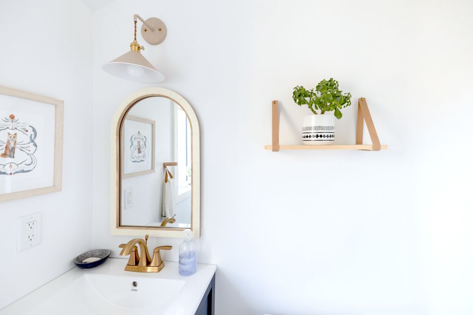 Prateleiras e nichos decorativos em banheiro