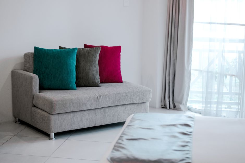 Sofá com almofadas decorativas coloridas na sala de estar