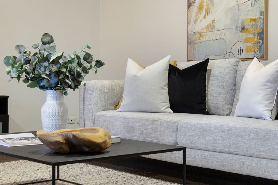 Almofadas decorativas combinadas em sofá de sala