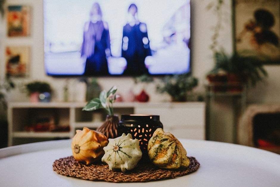Sala aconchegante decorada com almofadas e itens de casa