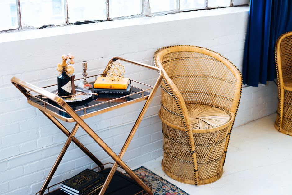 Bandeja de rattan decorativa em ambiente doméstico