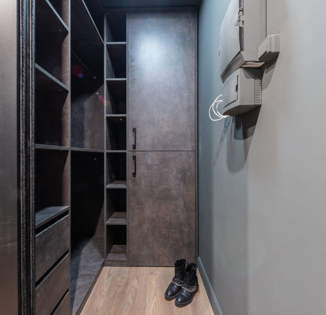Closet pequeno e organizado em apartamento