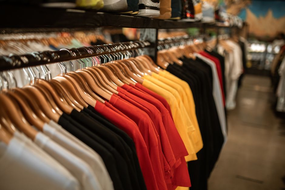 Roupas penduradas de forma organizada